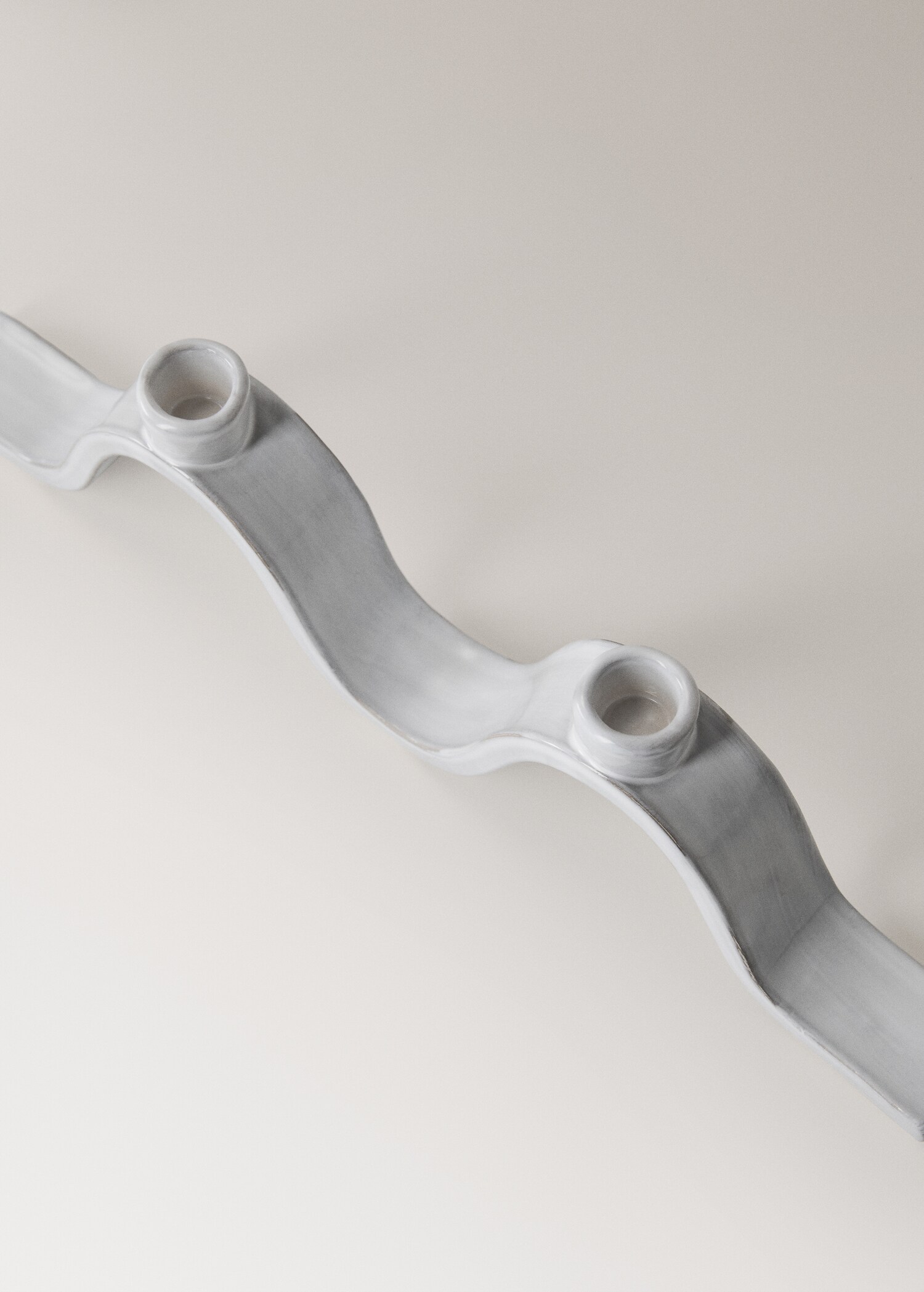 Stoneware candlestick with wave design glossy finish - Details of the article 2