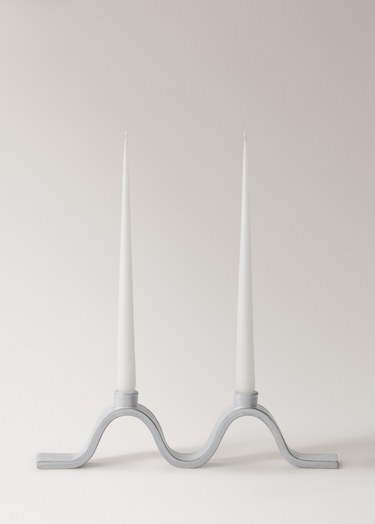 Stoneware candlestick with wave design glossy finish - Details of the article 3