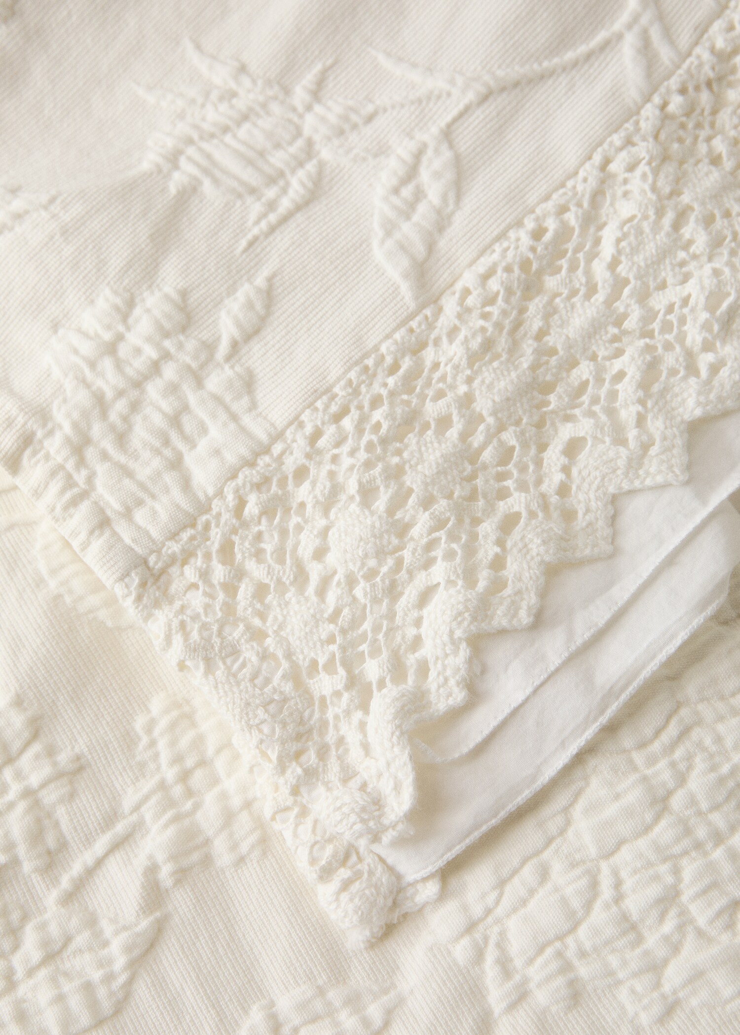 Cotton jacquard bedspread with voile frill and lace for bed 130/150 cm - Details of the article 2