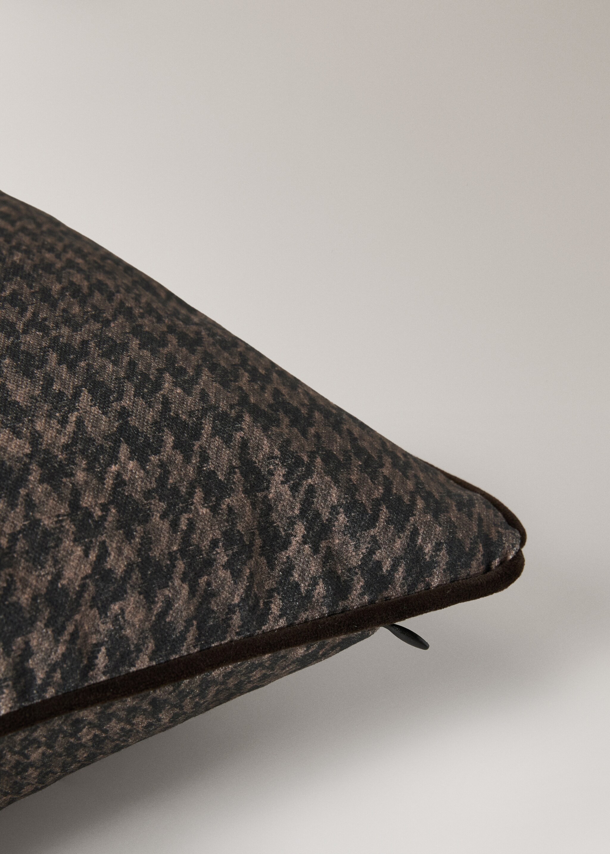 Houndstooth cushion cover with trim - Details of the article 1, Brown. Ref: 17051581-00.