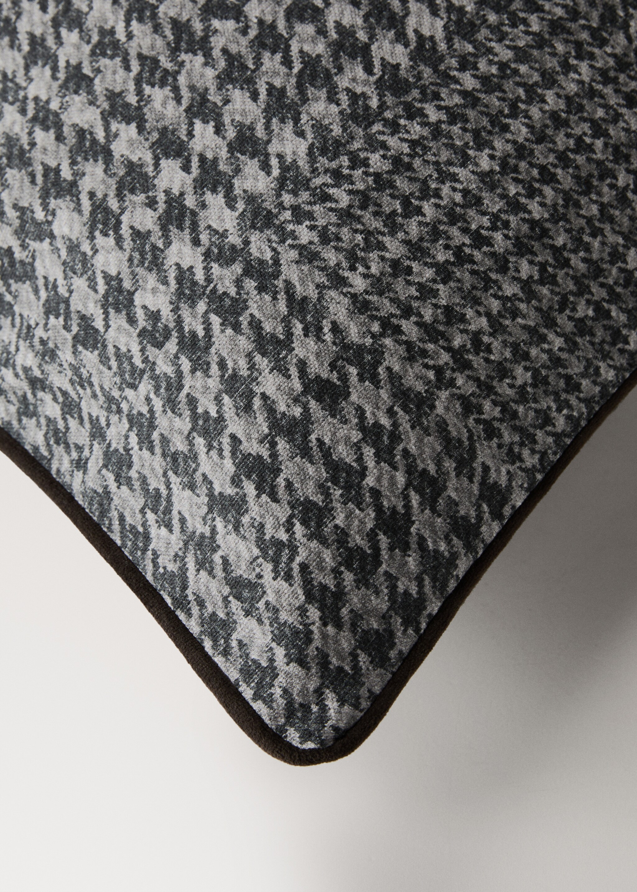 Houndstooth cushion cover with trim - Details of the article 2, Grey. Ref: 17051581-00.