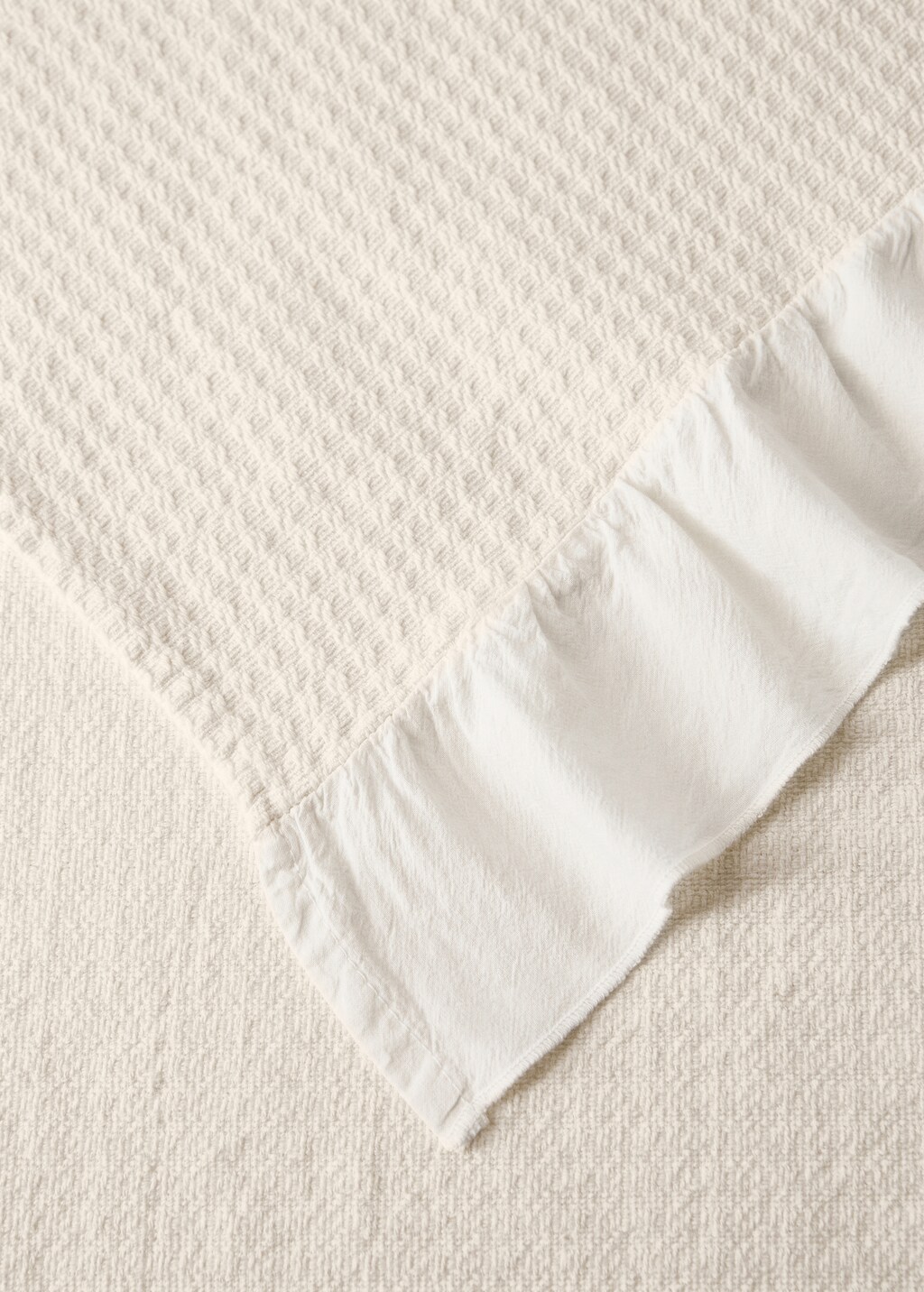 Jacquard cotton cot bedspread with ruffle