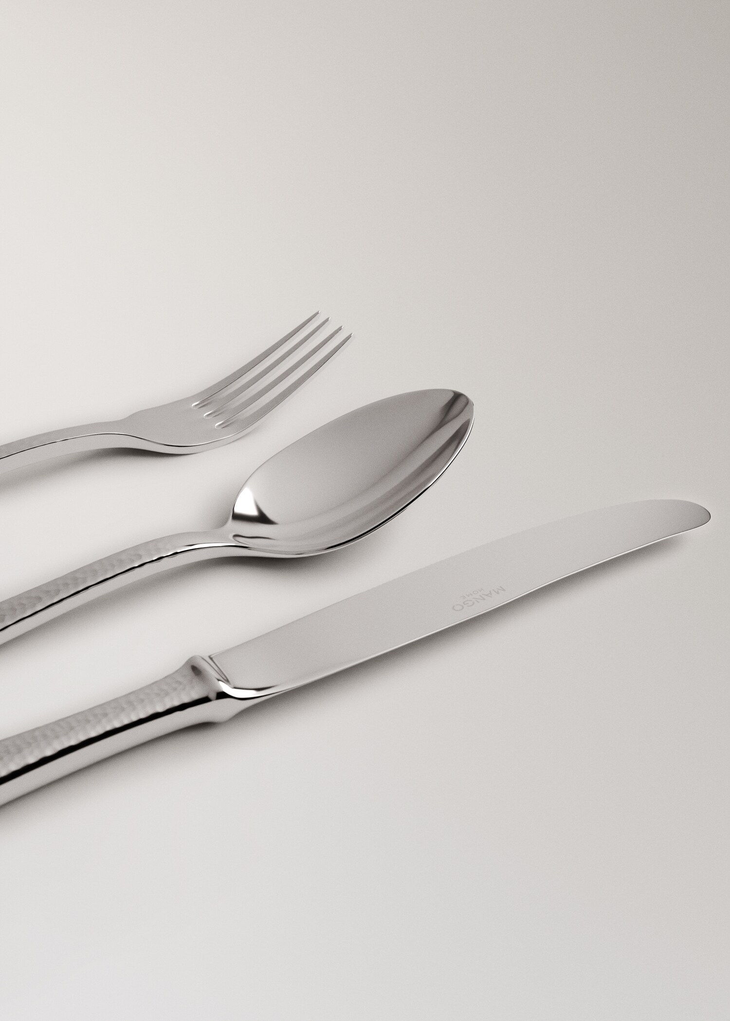 Three-piece hammered stainless steel cutlery set - Detail van het artikel 1