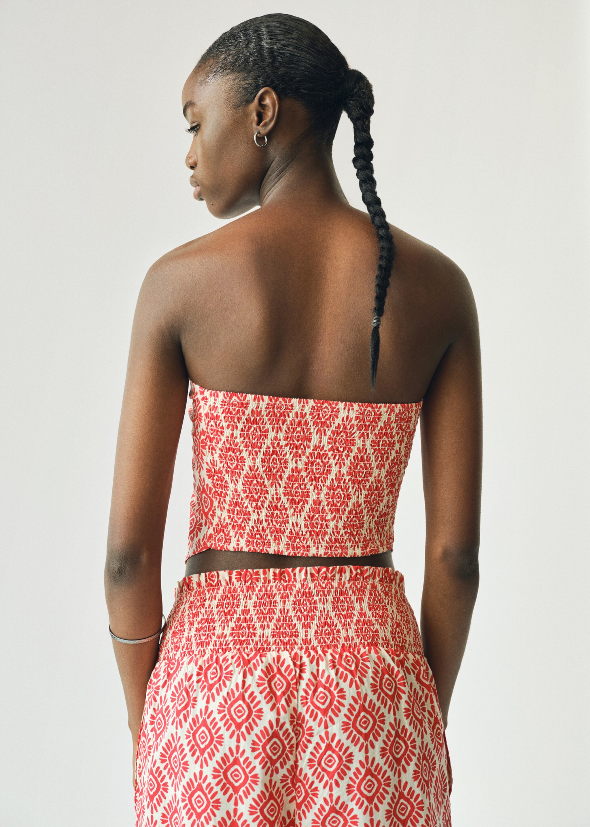 Top cropped estampado com gola em V - Verso do artigo