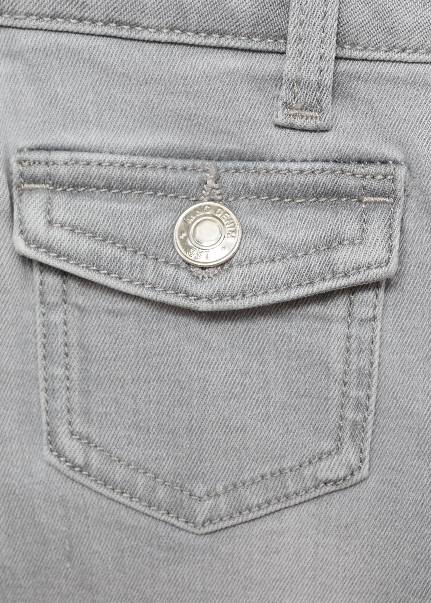Flared jeans with pocket - Details of the article 0