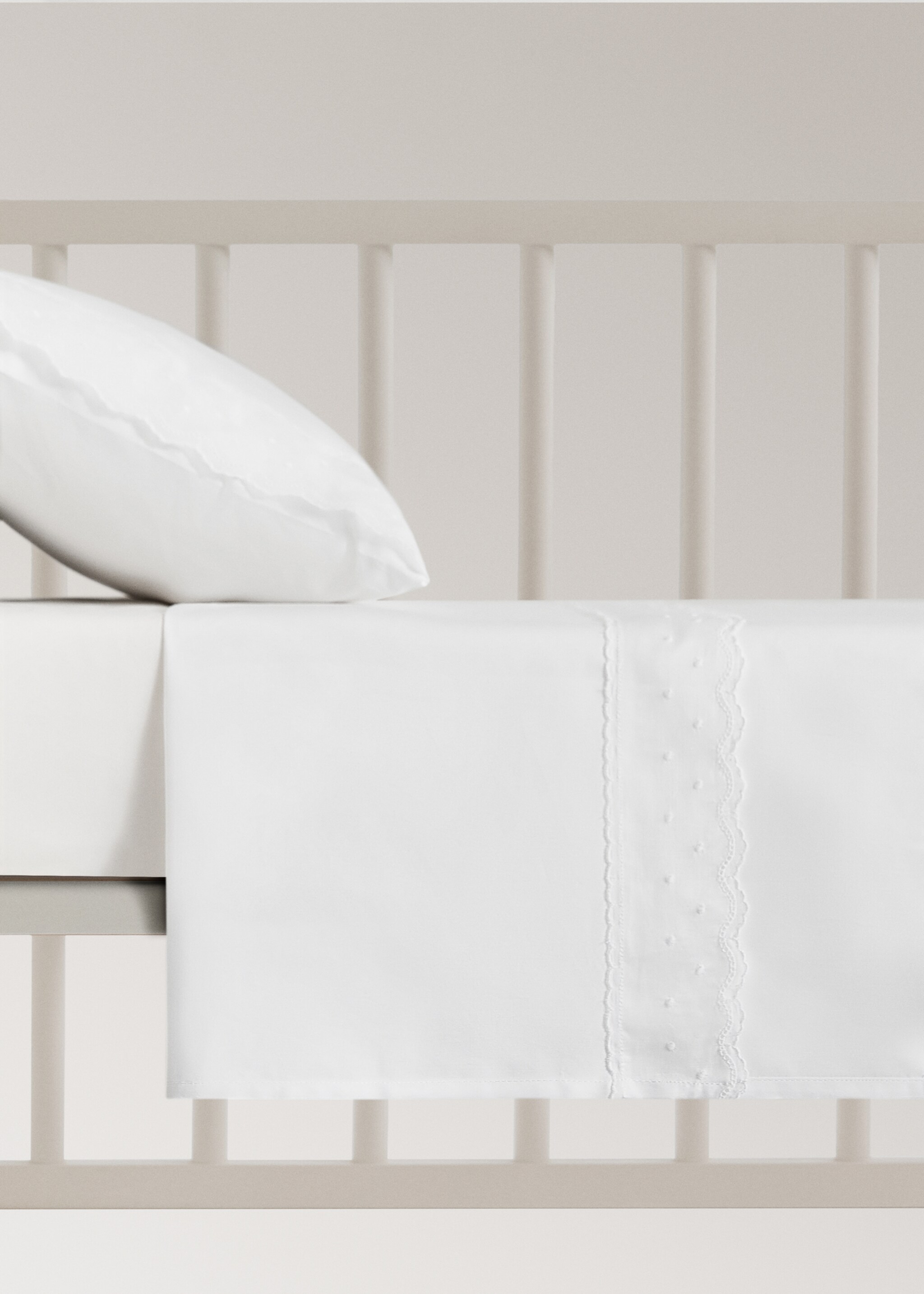 Embroidered frill cot pillow and top sheet set - Article without model, White. Ref: 17052549-00.
