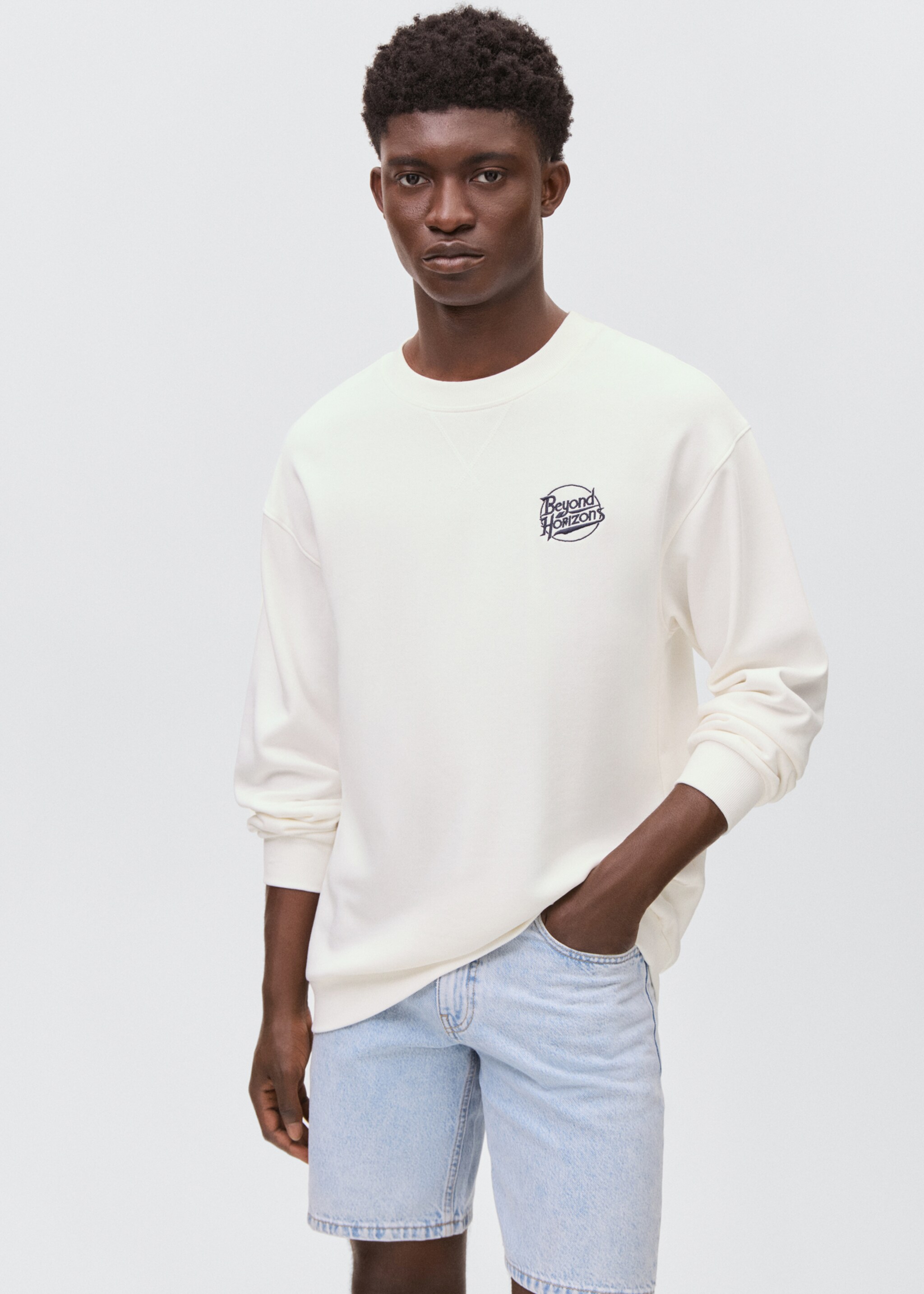 Gemustertes Sweatshirt mit Stickerei - Mittlere Ansicht