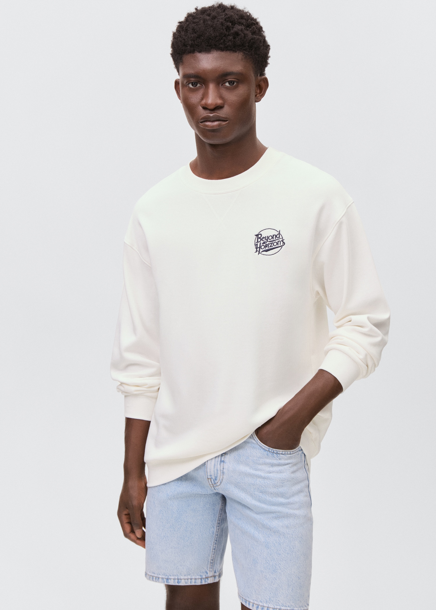 Gemustertes Sweatshirt mit Stickerei - Mittlere Ansicht