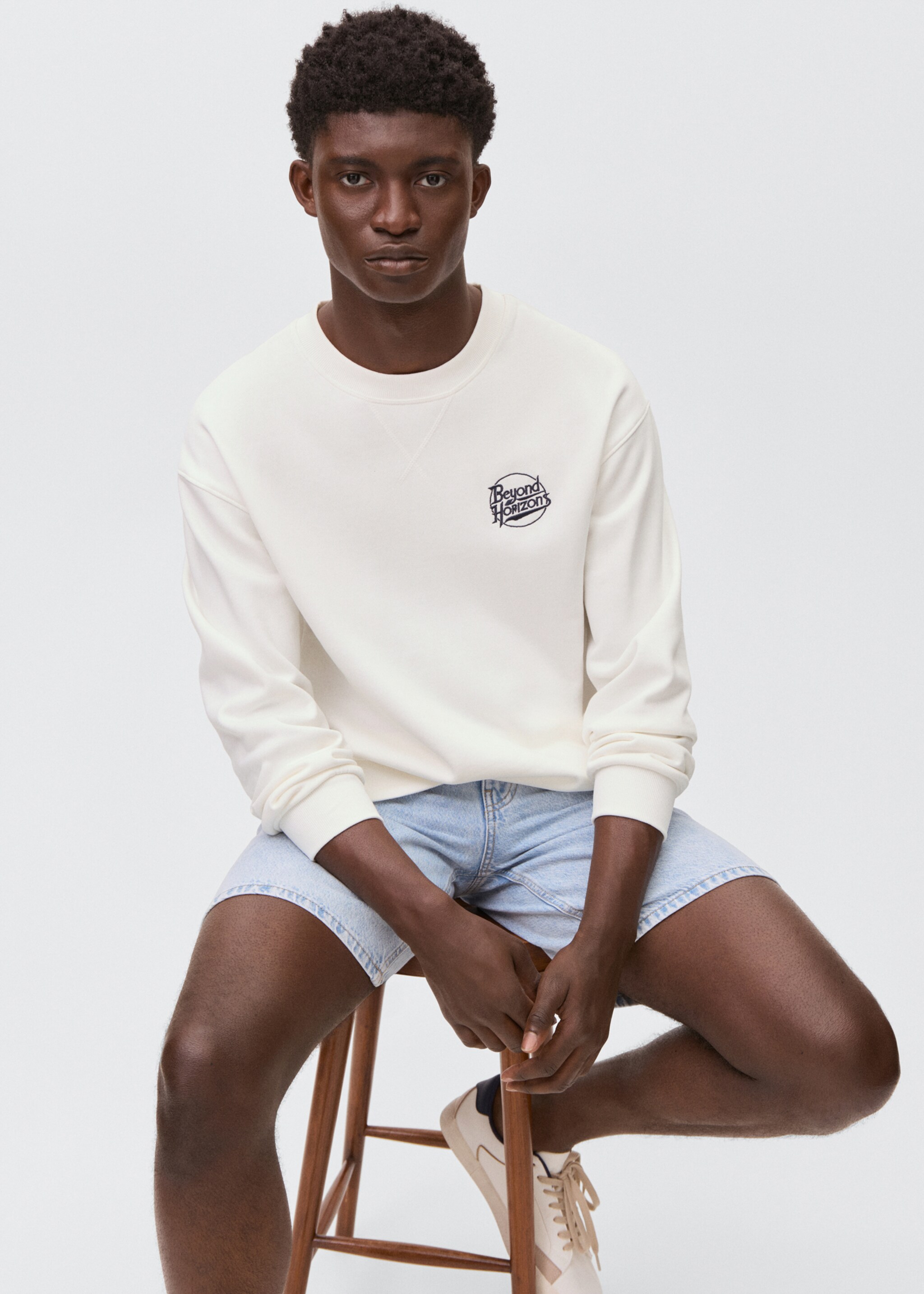 Gemustertes Sweatshirt mit Stickerei - Detail des Artikels 2