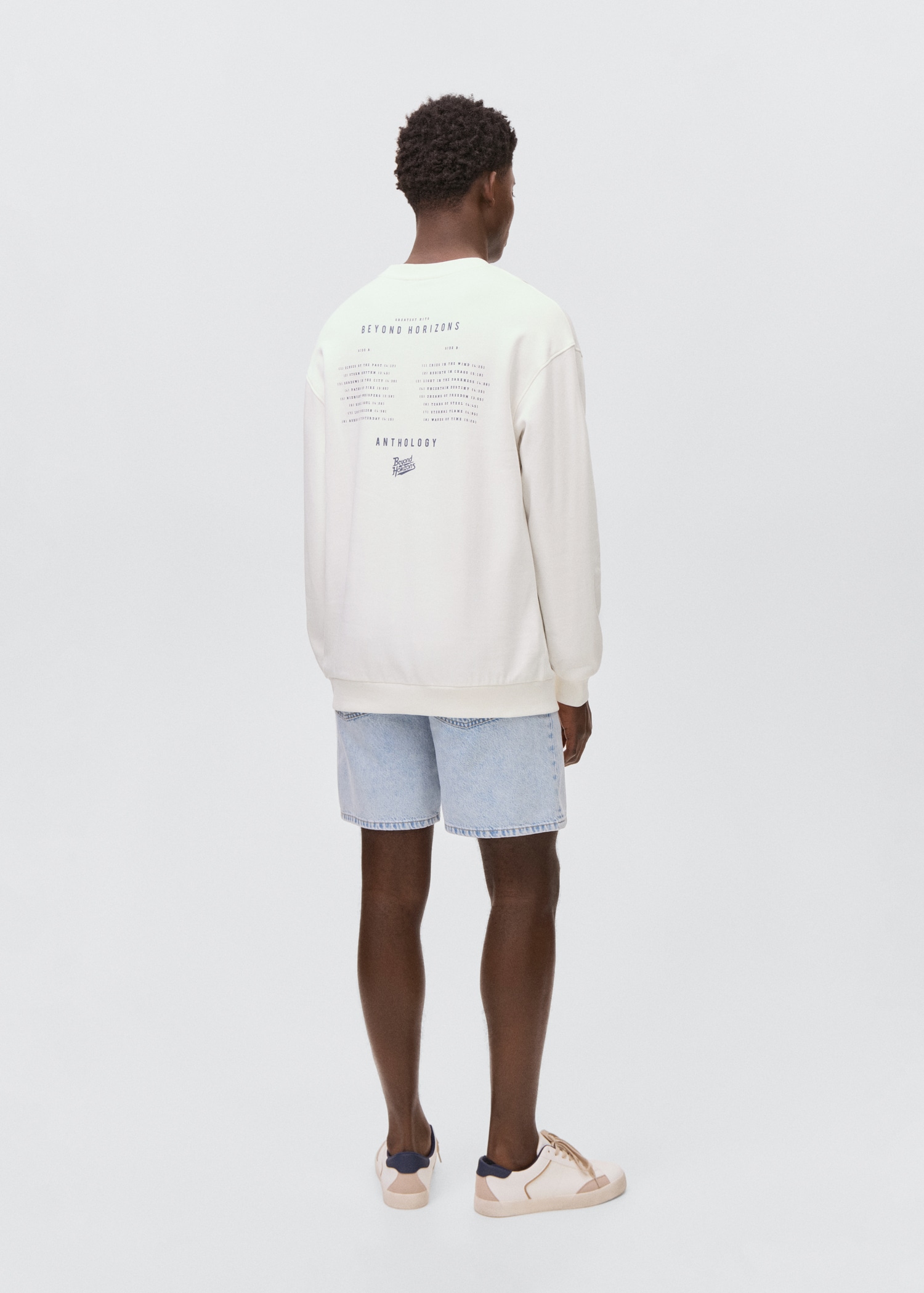 Gemustertes Sweatshirt mit Stickerei - Rückseite des Artikels