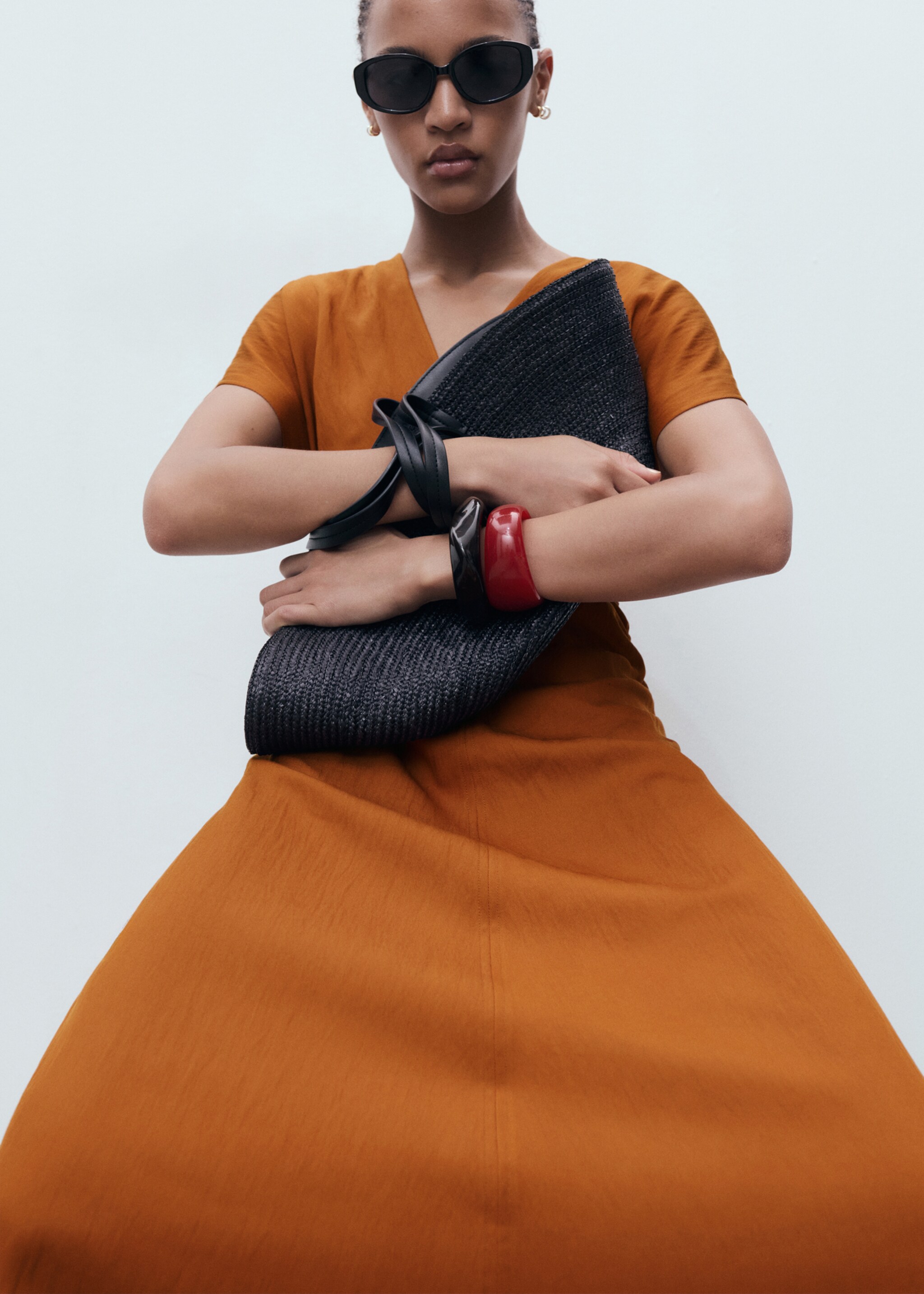 Vestido midi com drapeados laterais - Plano médio