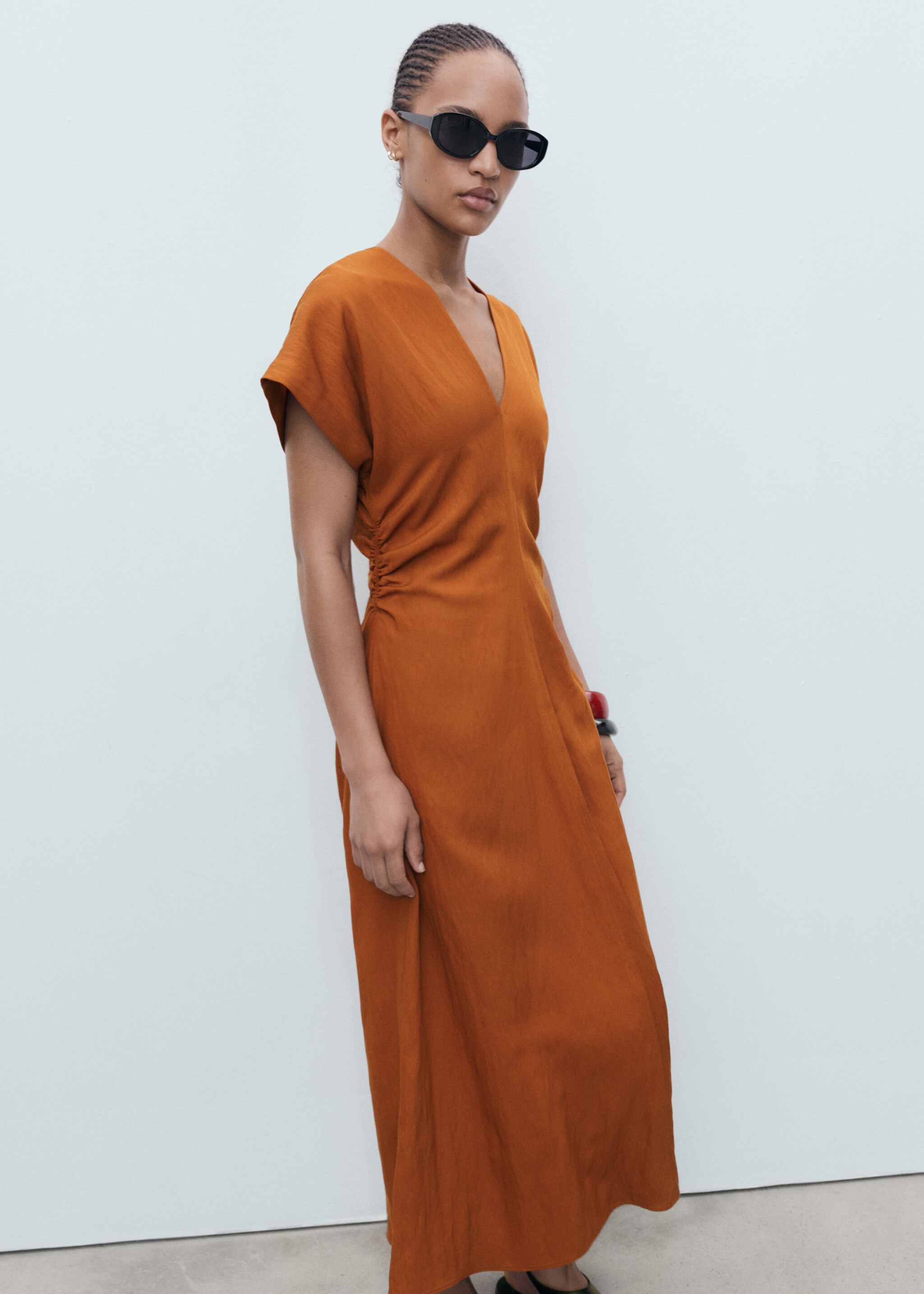 Vestido midi com drapeados laterais - Pormenor do artigo 2