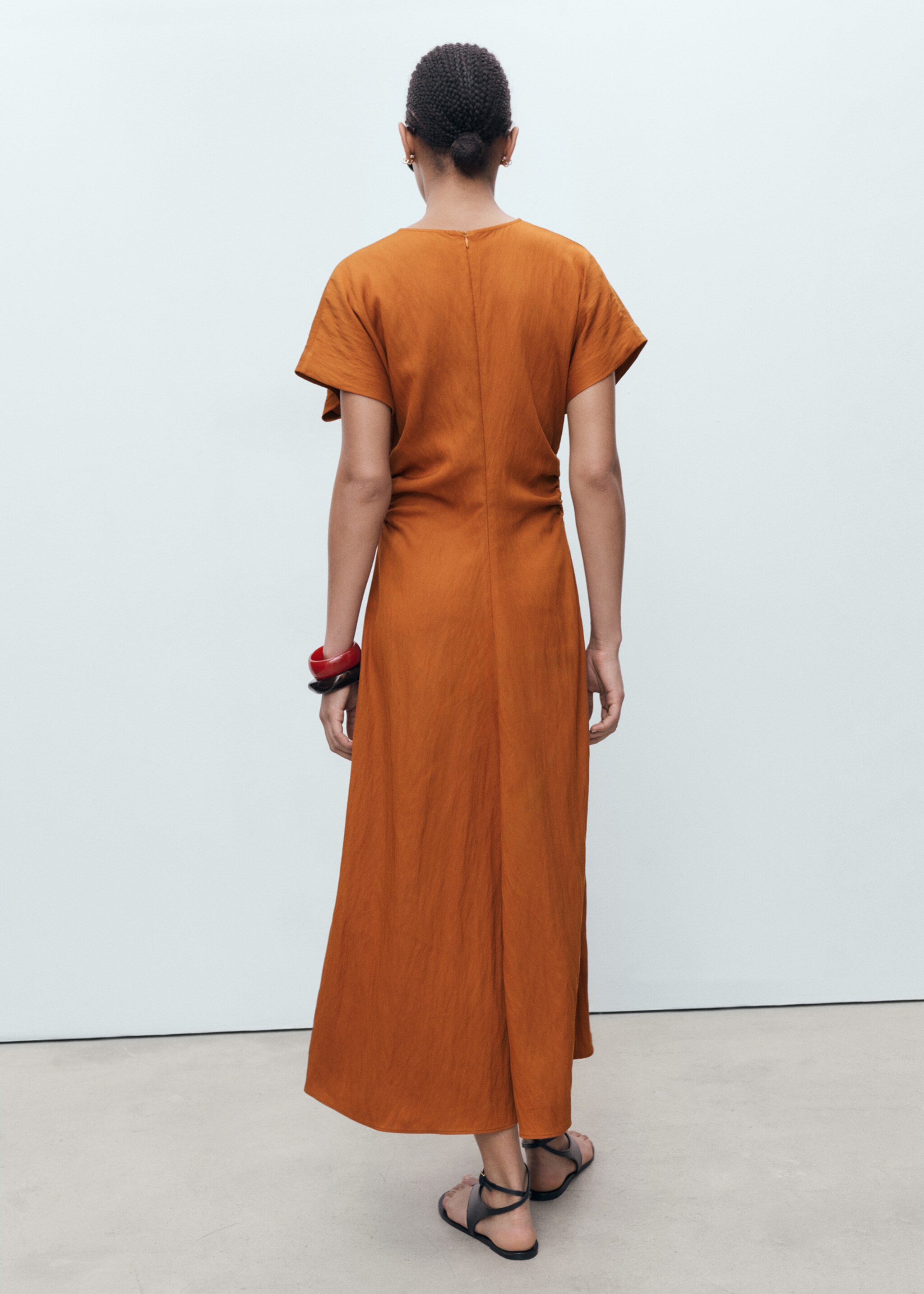 Vestido midi com drapeados laterais - Verso do artigo