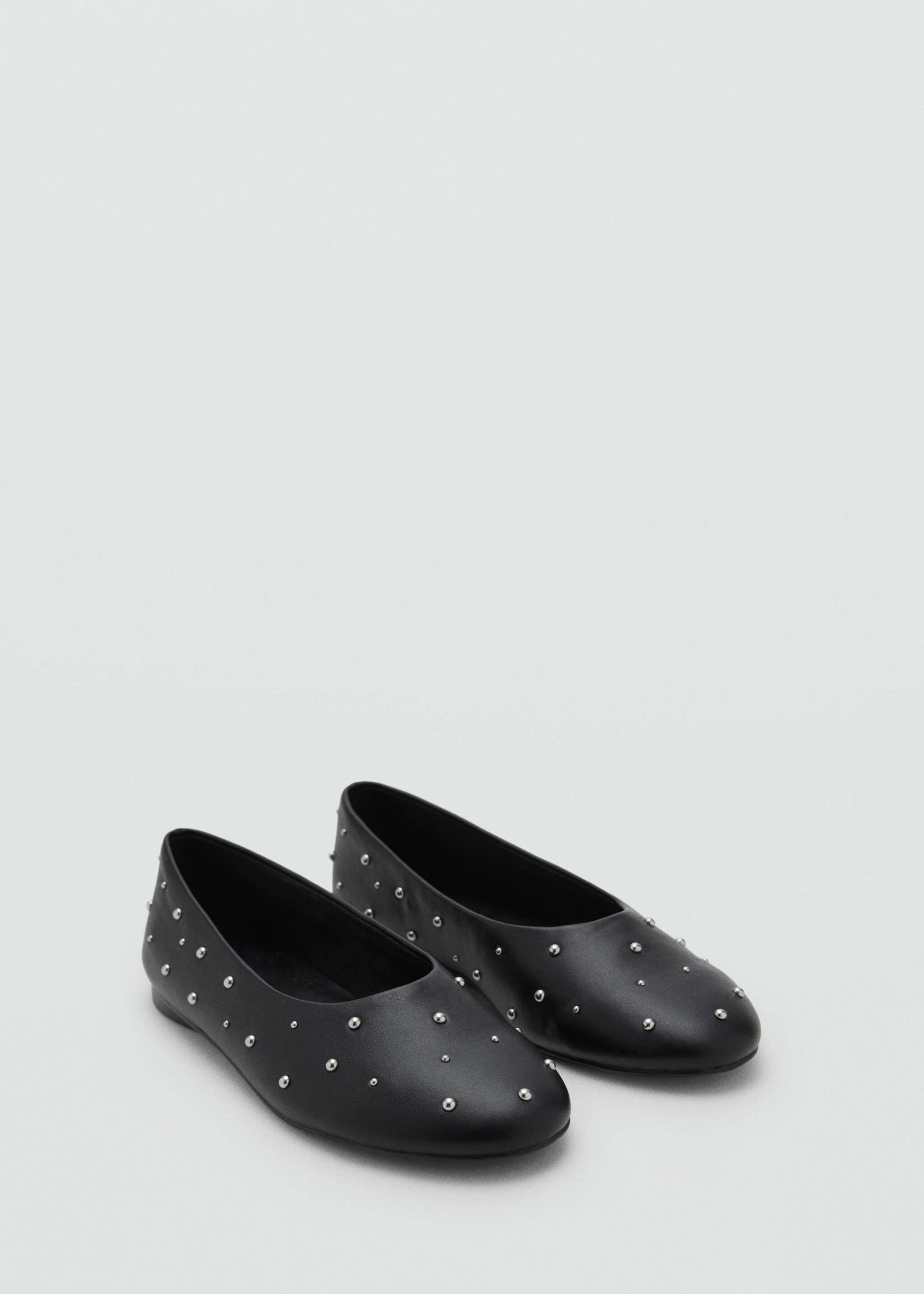 Ballerines à clous - Plan moyen