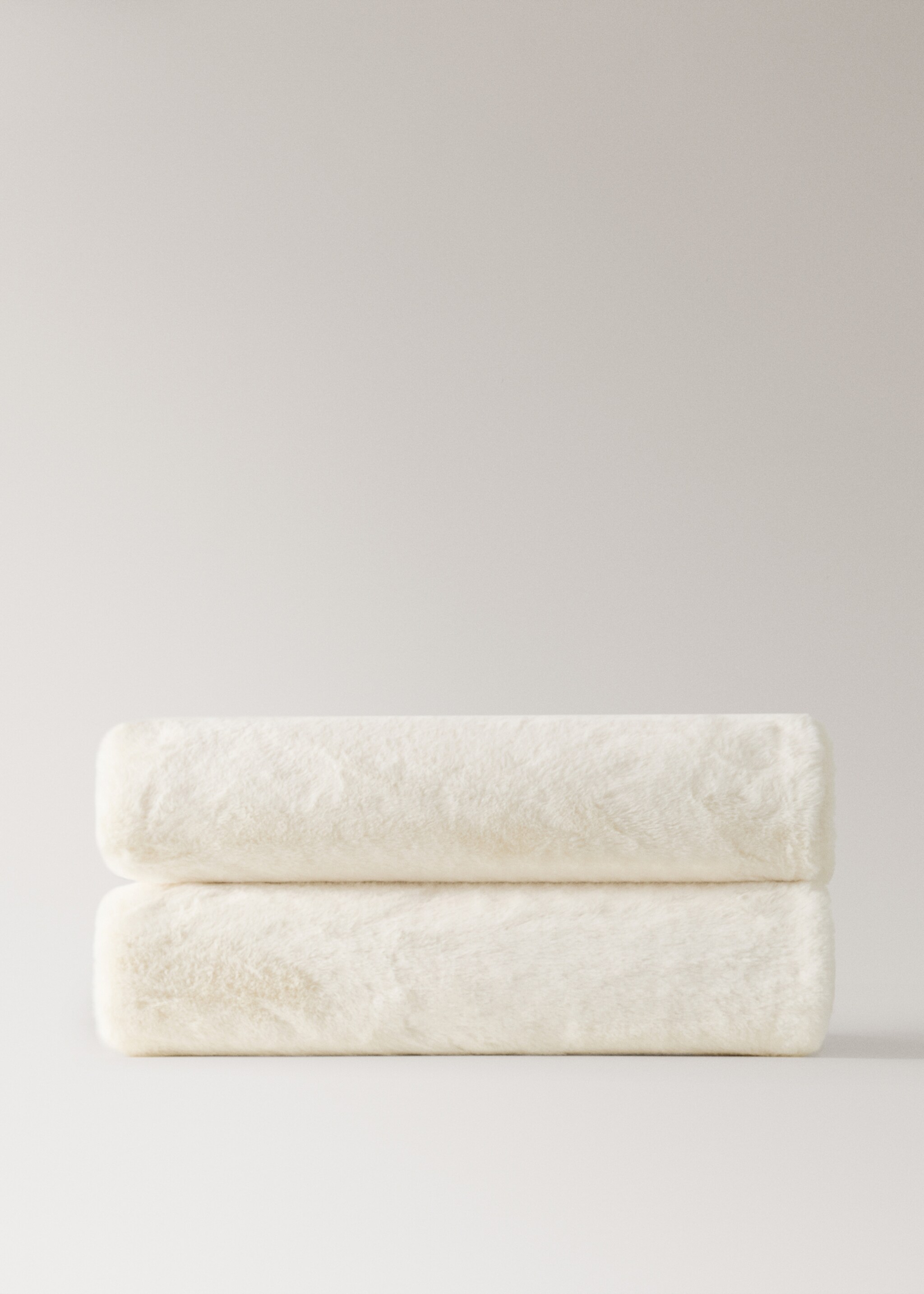 Medium double-faced fur-effect blanket - Article without model, Ivory White. Ref: 17053312-00.
