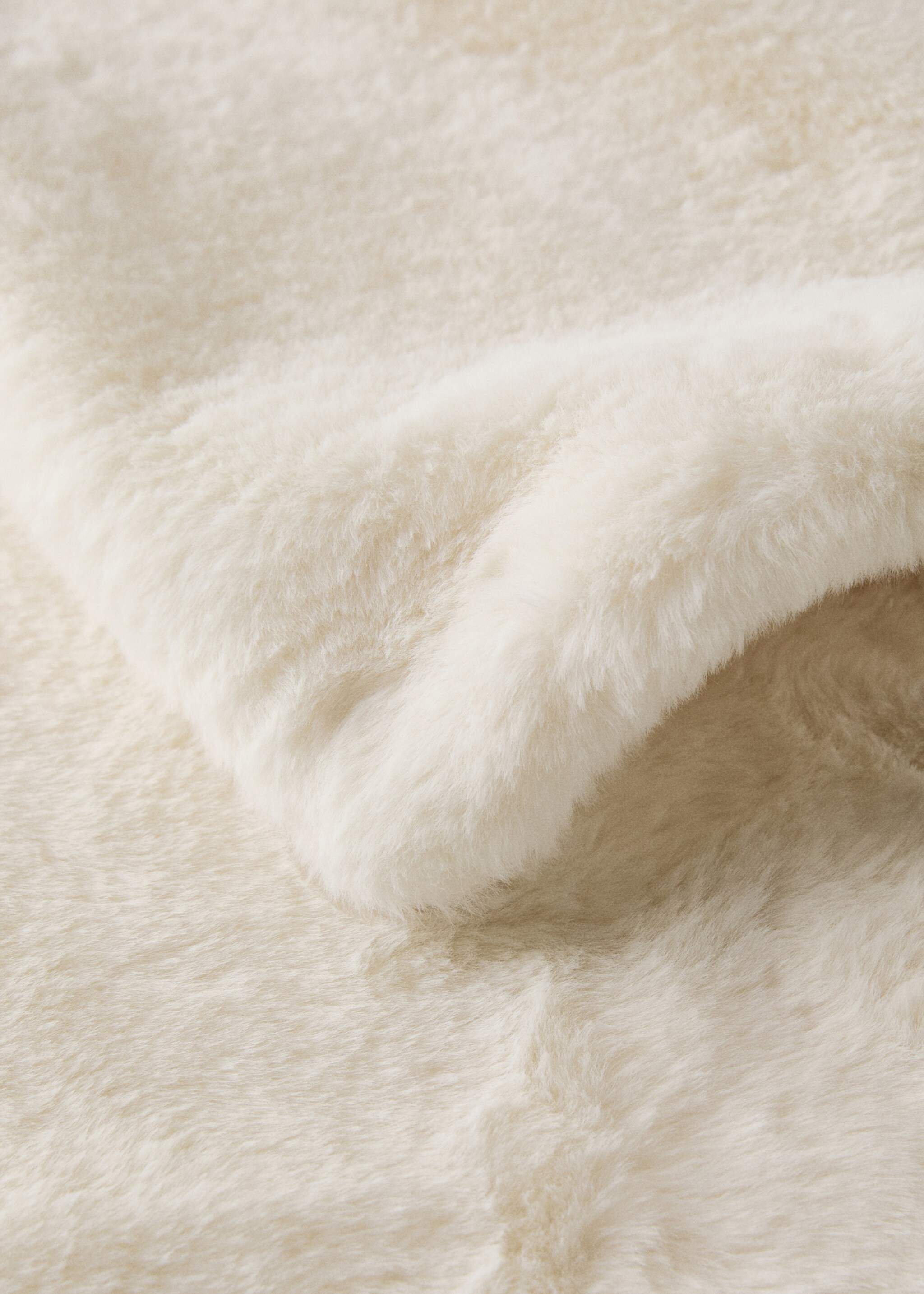 Medium double-faced fur-effect blanket - Details of the article 1, Ivory White. Ref: 17053312-00.
