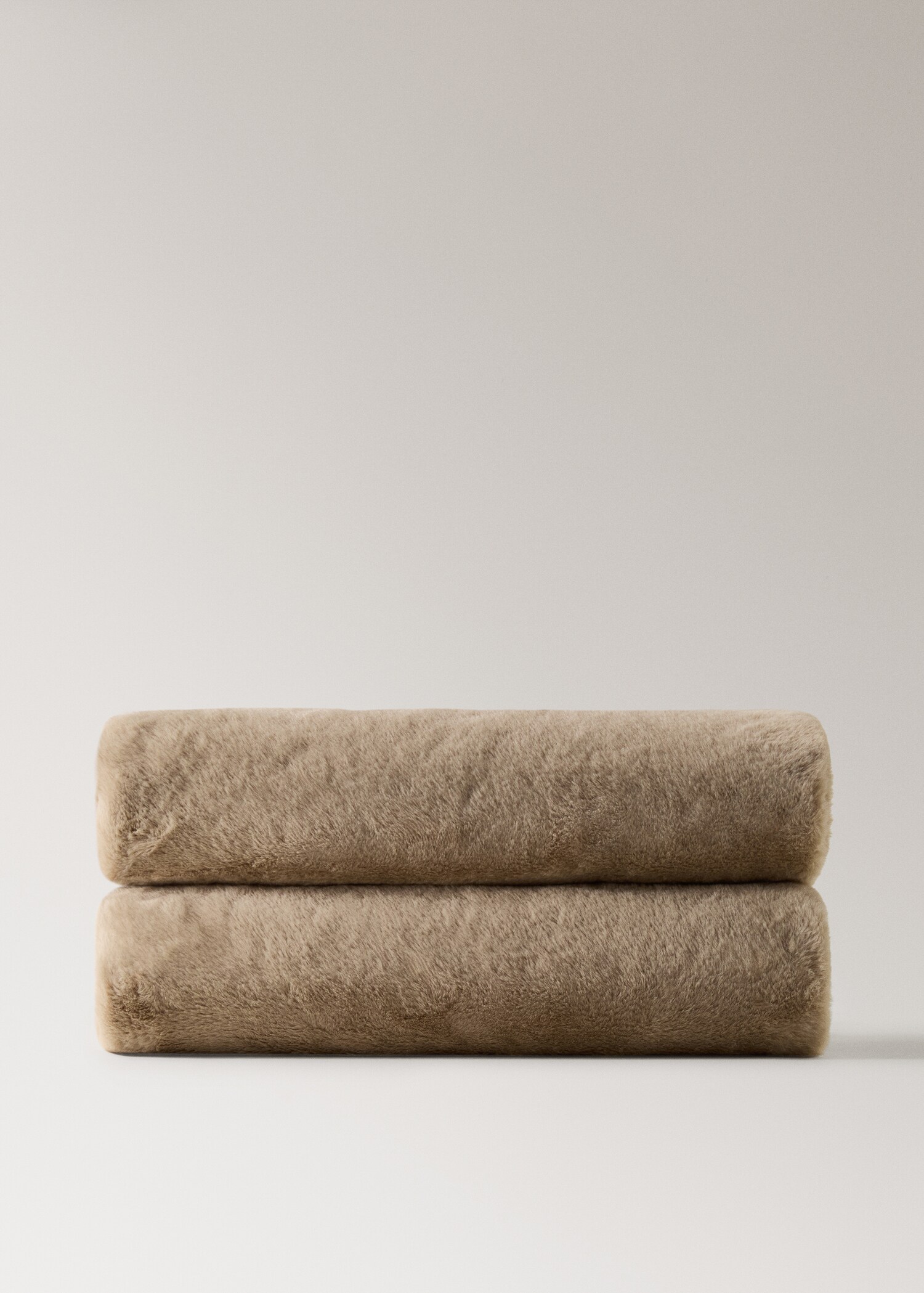 Medium double-faced fur-effect blanket - Article without model