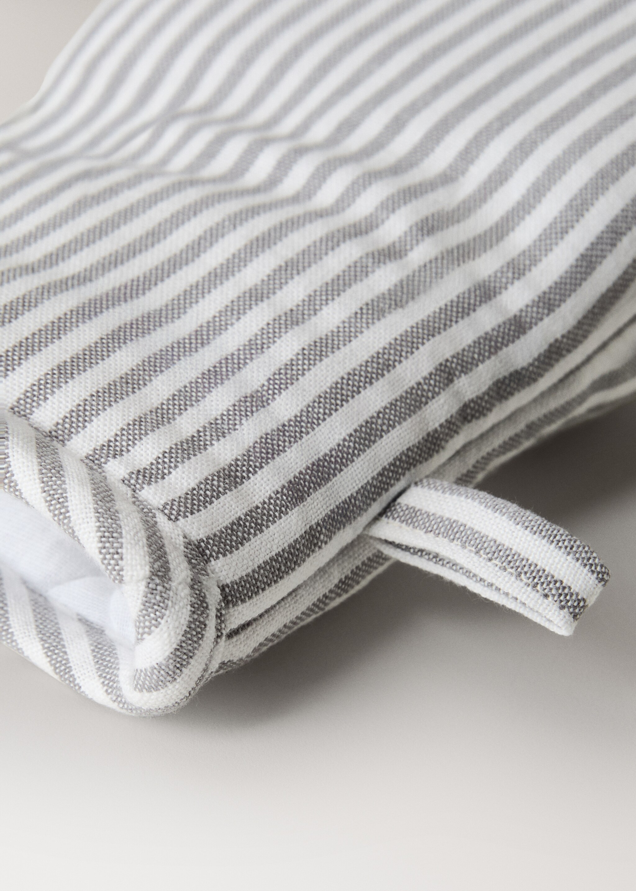 Check and striped oven mitt - Details of the article 1, Medium Grey. Ref: 17053328-00.