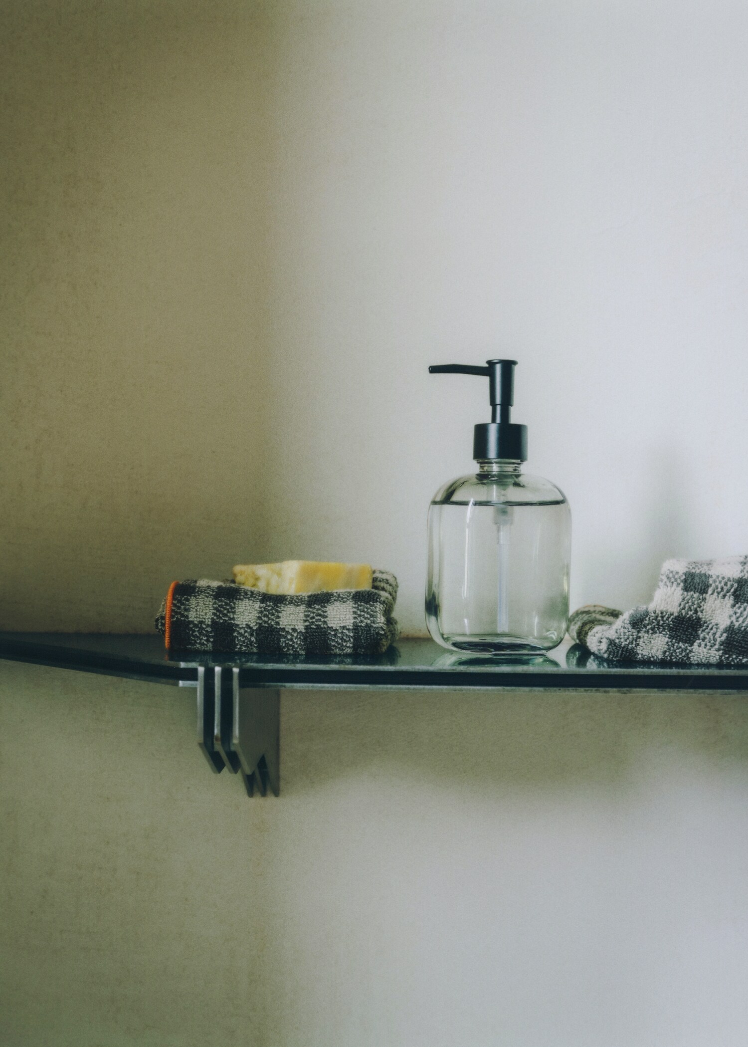 Glass soap dispenser - Details of the article 6