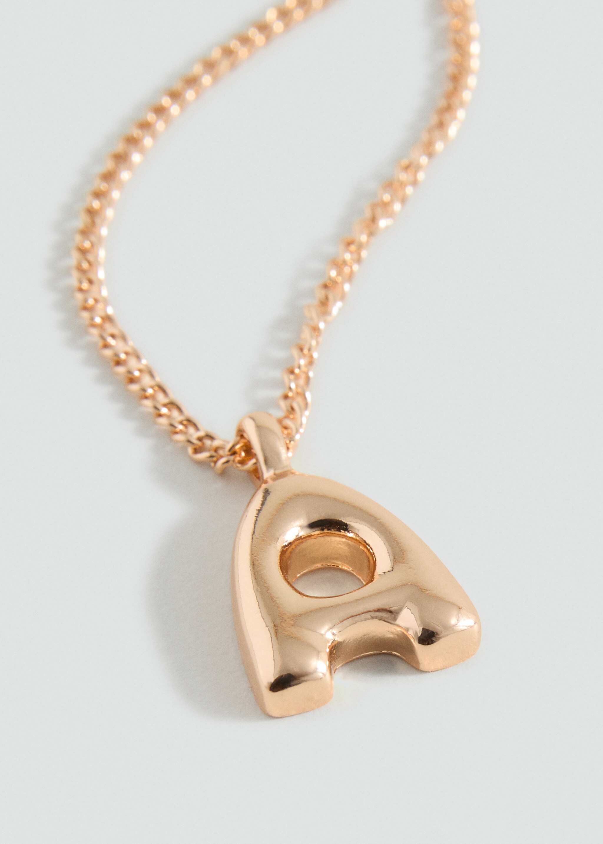 Collier pendentif lettre - Plan moyen