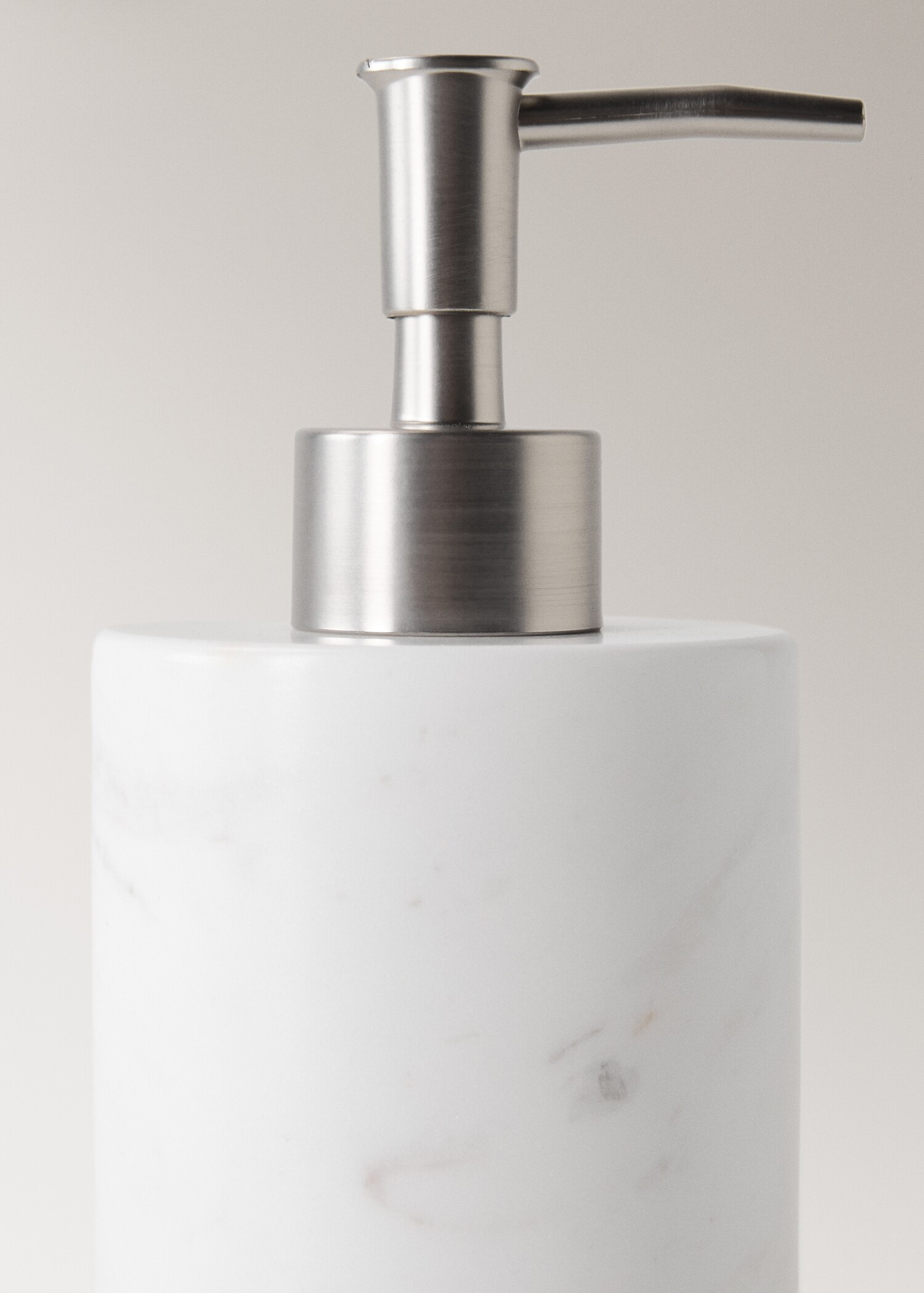 Plain marble soap dispenser - Details of the article 2