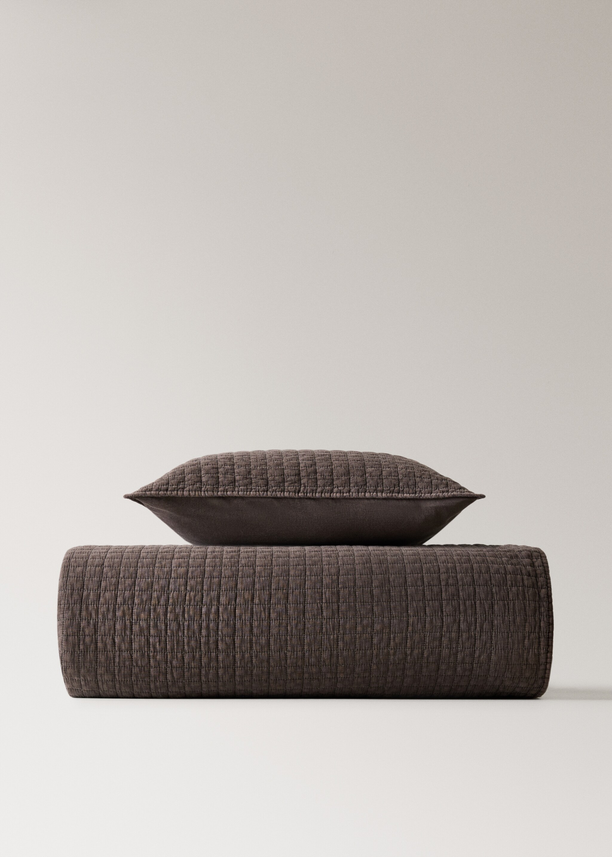 Garment-dyed cotton bed cushion cover 50x50 cm - Details of the article 5, Coffee. Ref: 17053808-00.