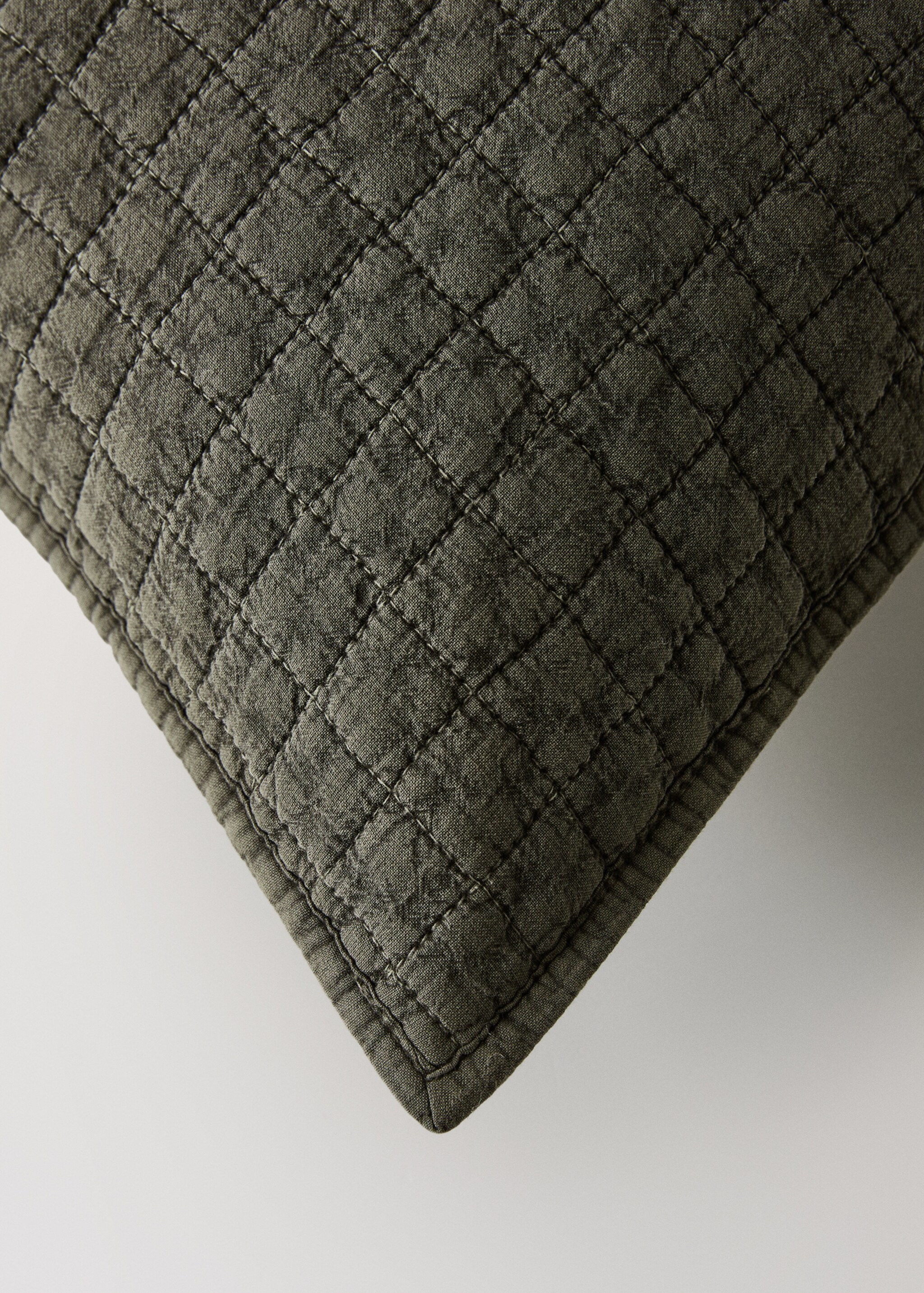 Garment-dyed cotton bed cushion cover 50x50 cm - Details of the article 2, Olive Green. Ref: 17053808-00.