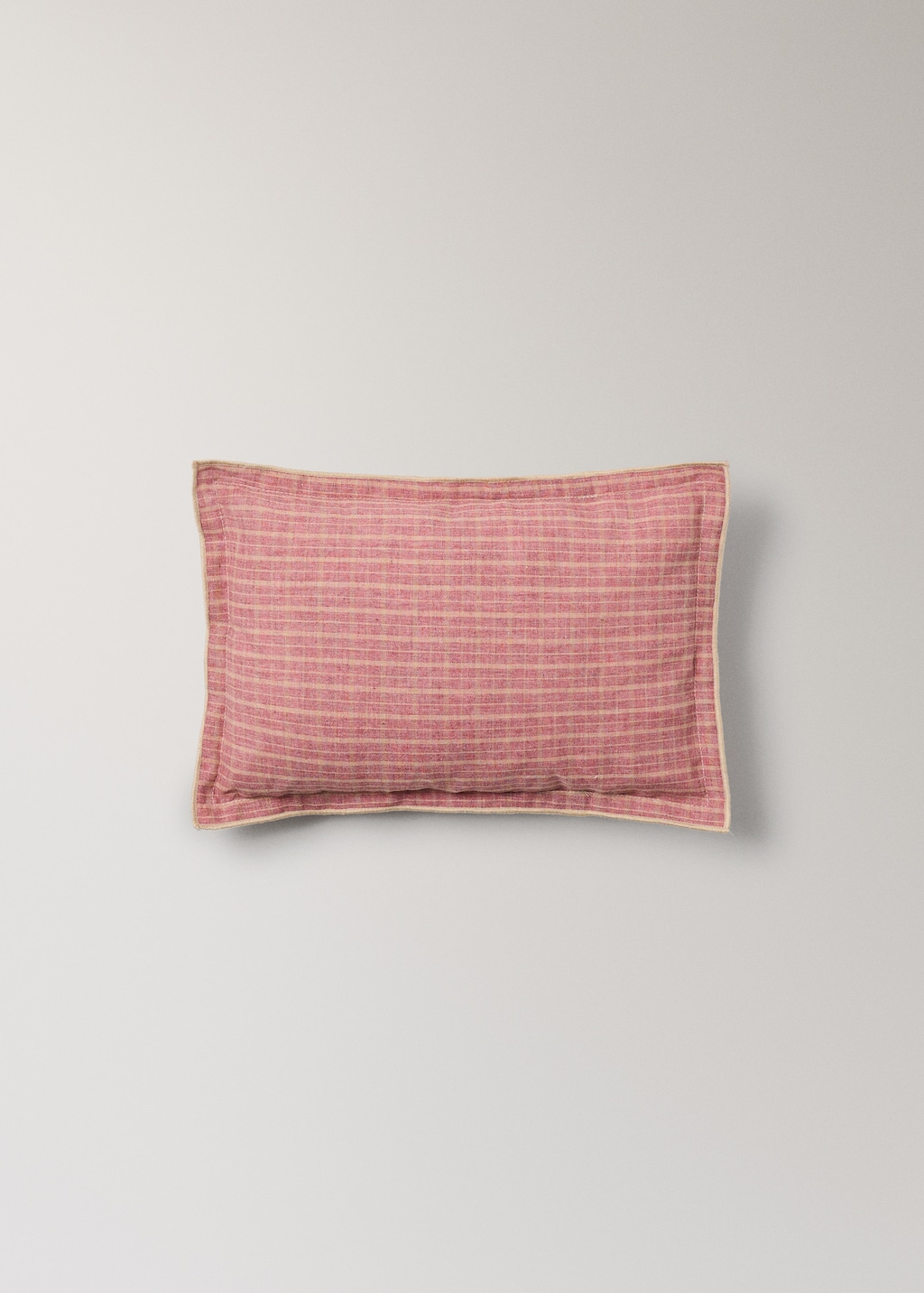 Children's cushion cover with checked pattern and overlock stitching 20x30 cm