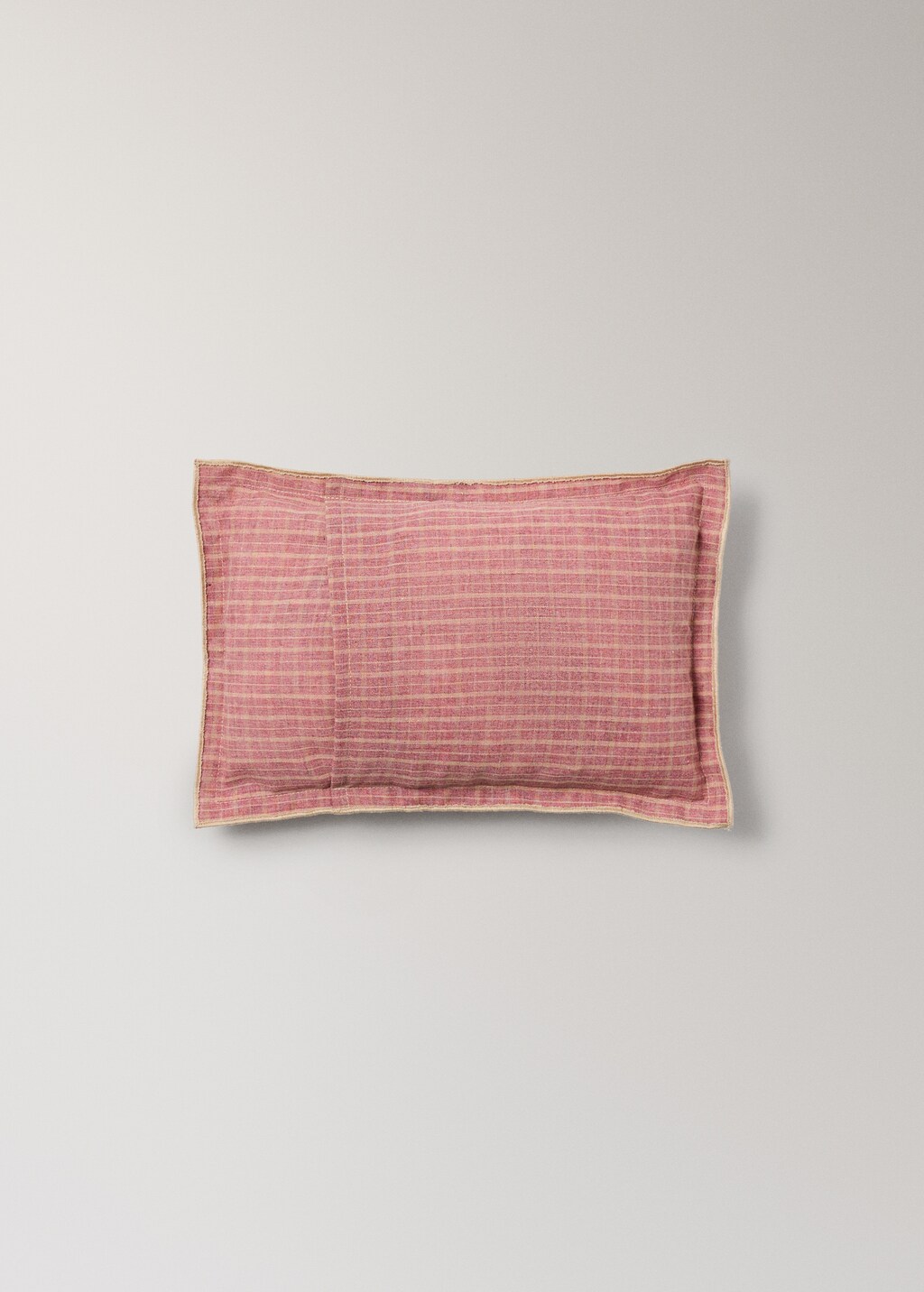 Children's cushion cover with checked pattern and overlock stitching 20x30 cm