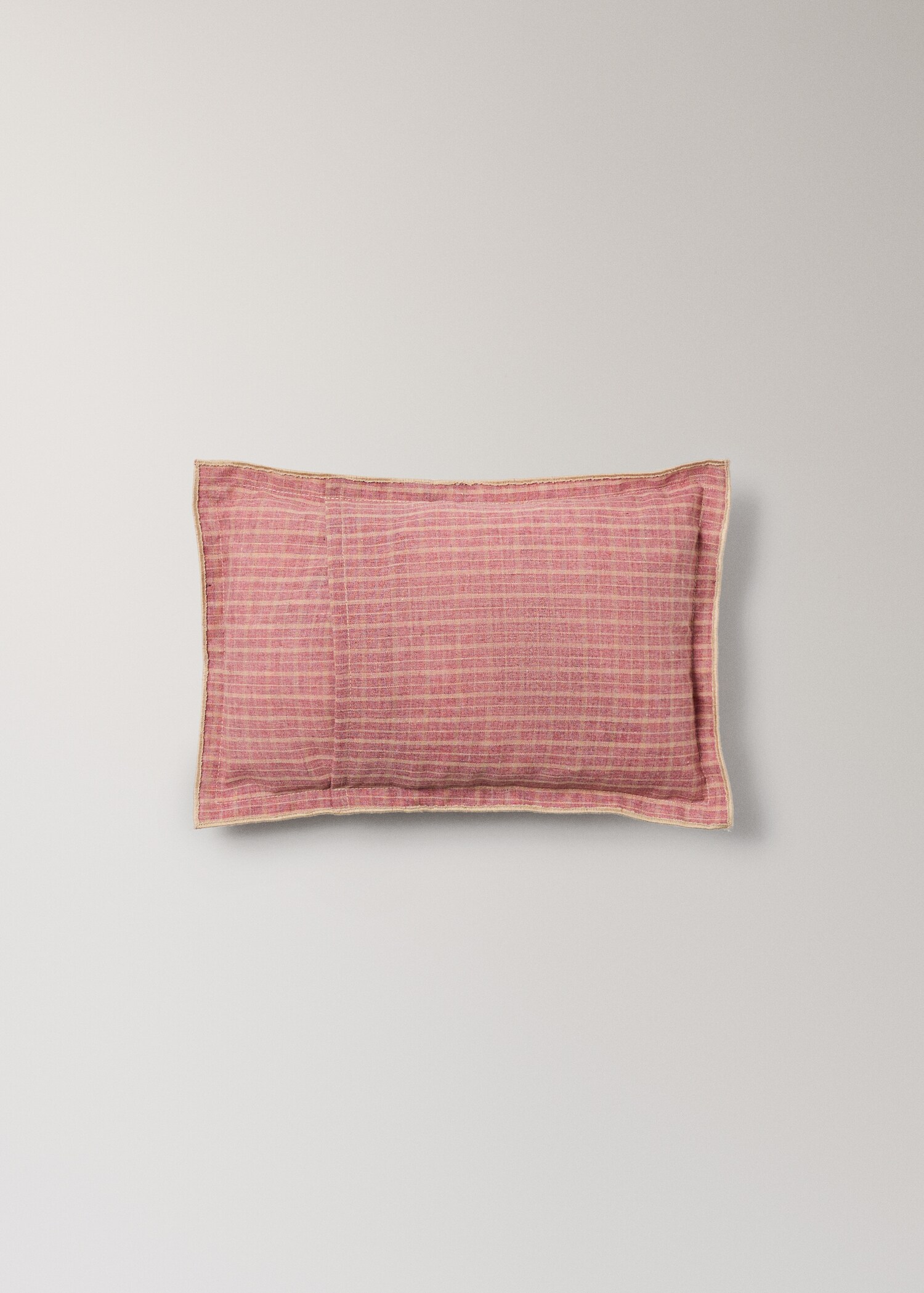 Children's cushion cover with check pattern and overlock stitching 20x30 cm - Details of the article 1
