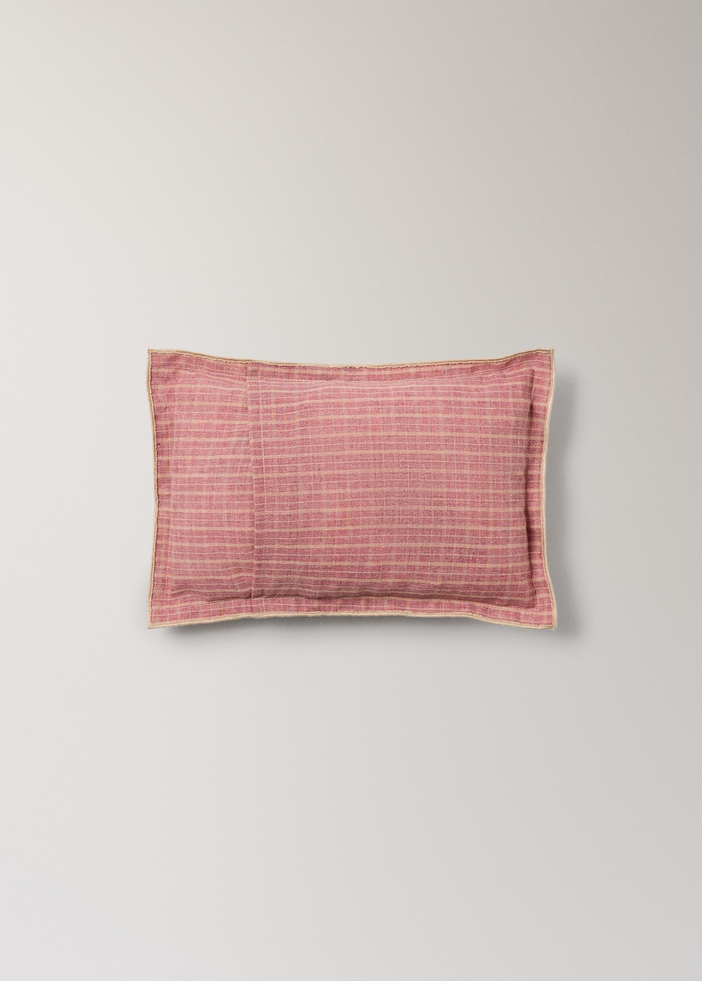 Children's cushion cover with checked pattern and overlock stitching 20x30 cm