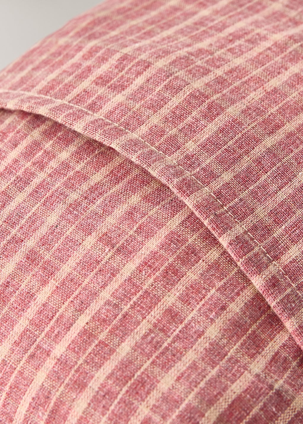 Children's cushion cover with checked pattern and overlock stitching 20x30 cm