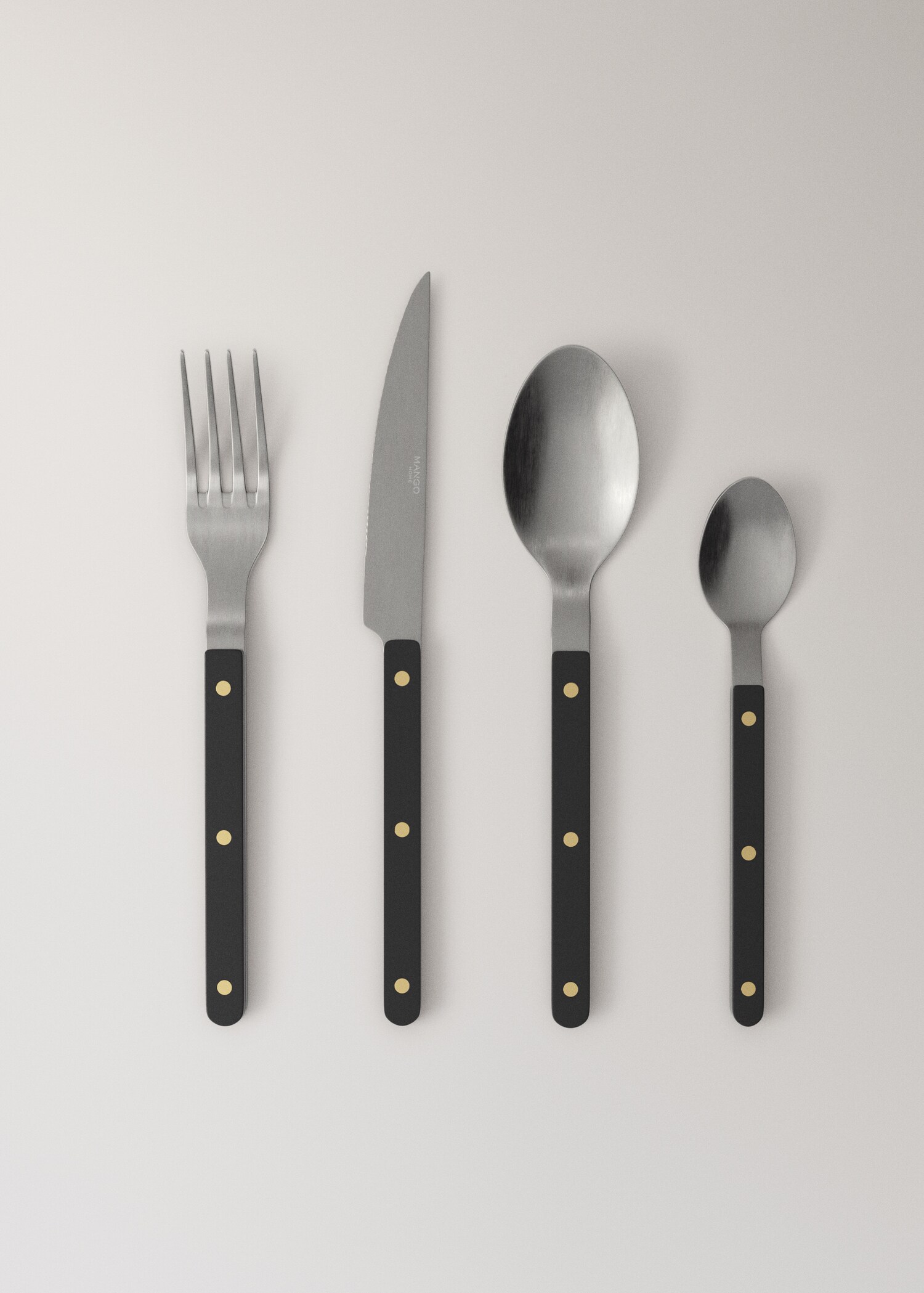 Stainless steel cutlery set with resin handles - Article without model
