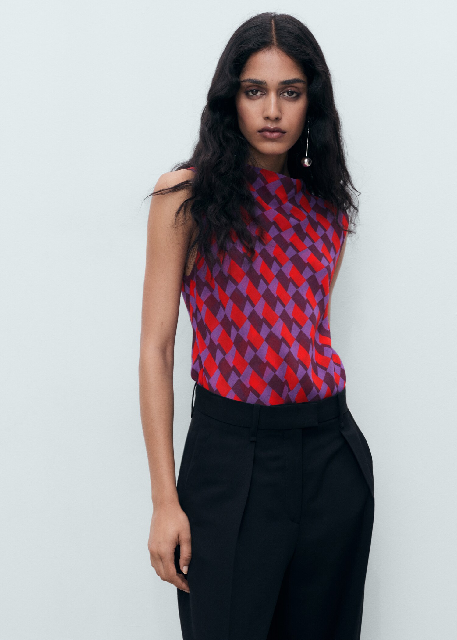 Blusa estampada cuello drapeado - Plano medio