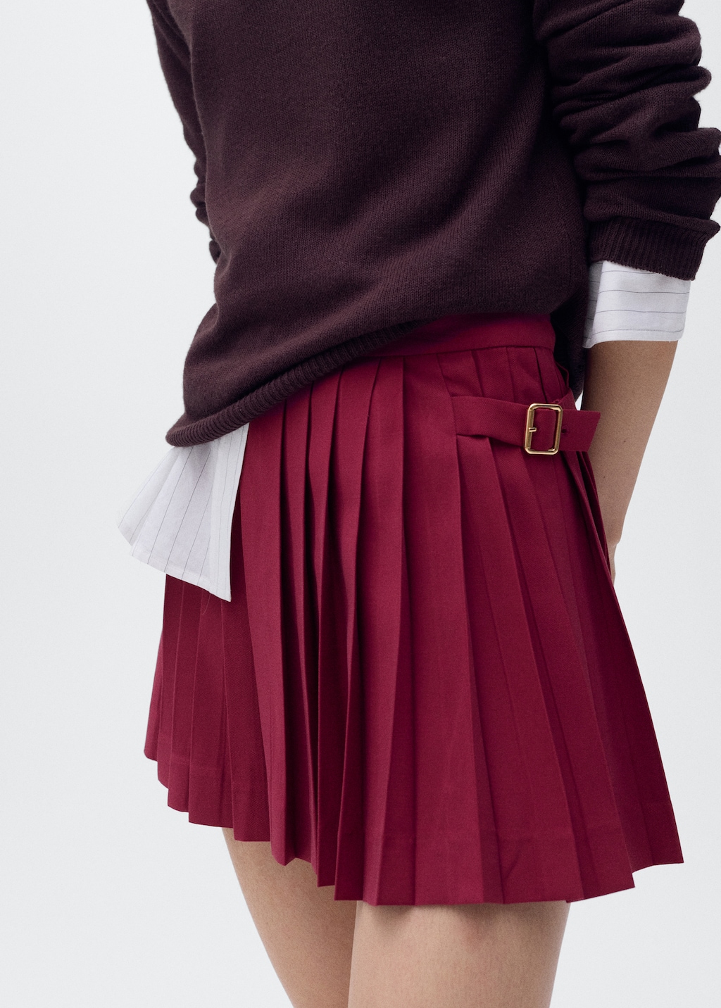 Pleated skirt with buckles