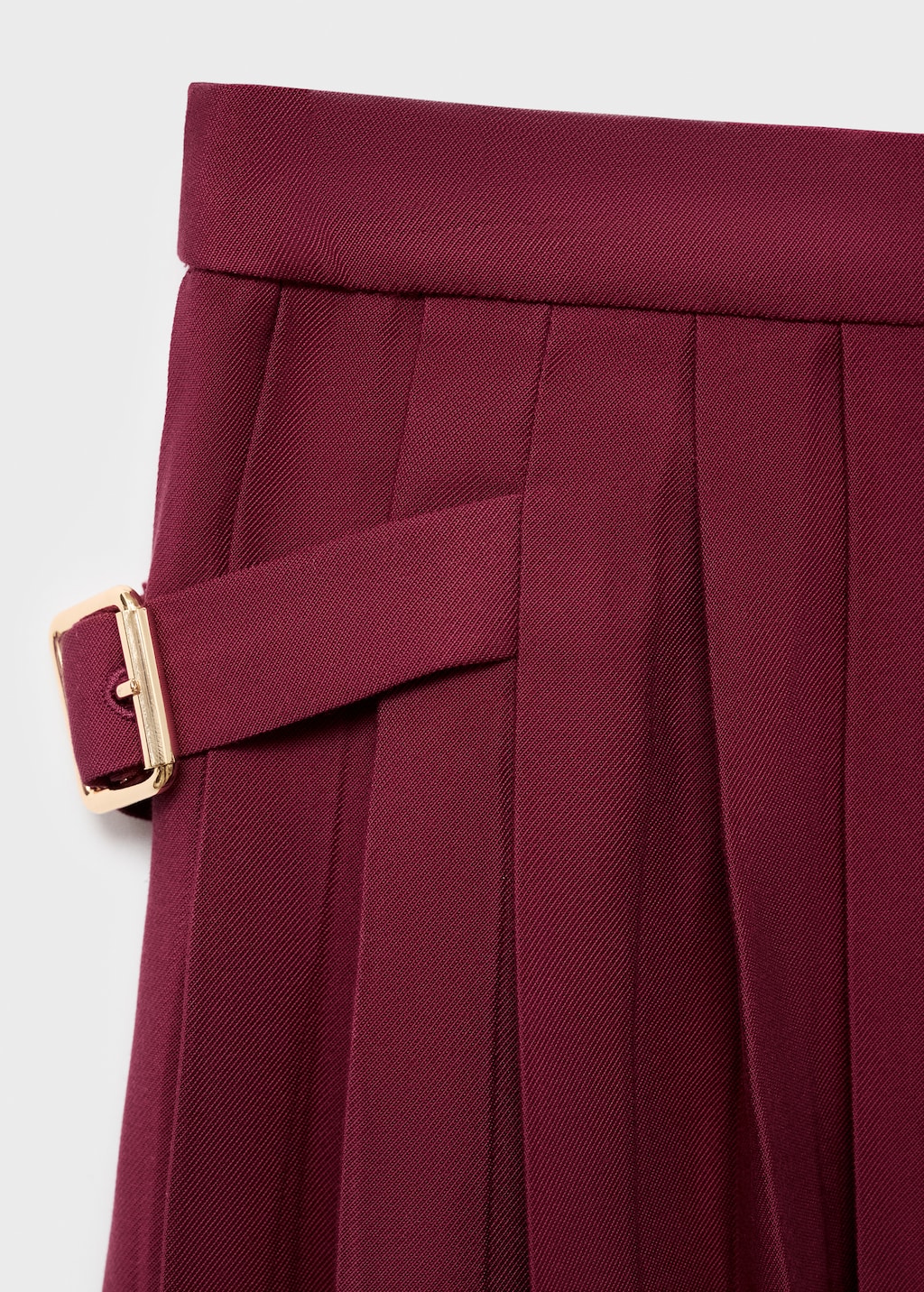 Pleated skirt with buckles