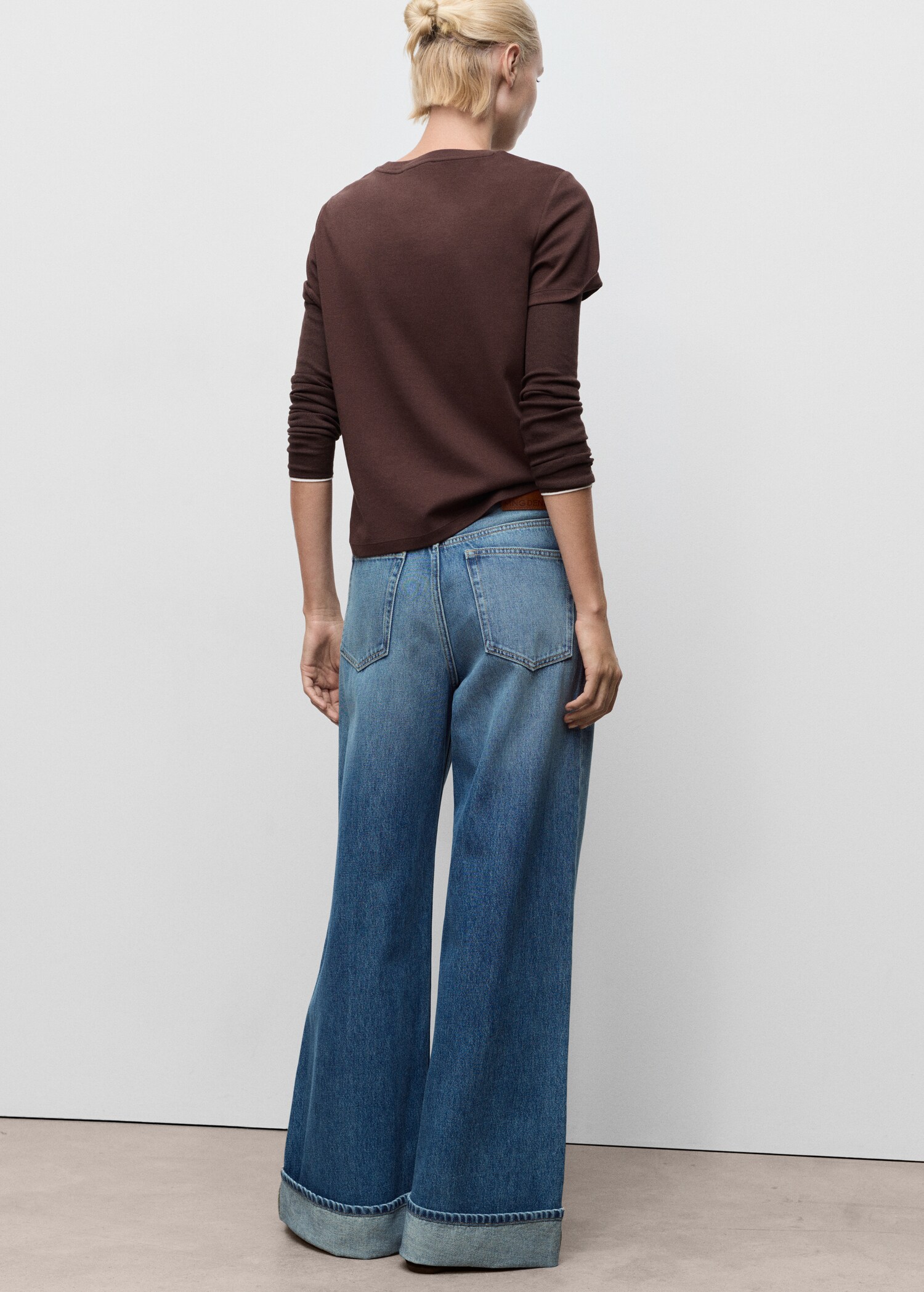 Wide-leg jeans with turn-up hem - Reverse of the article