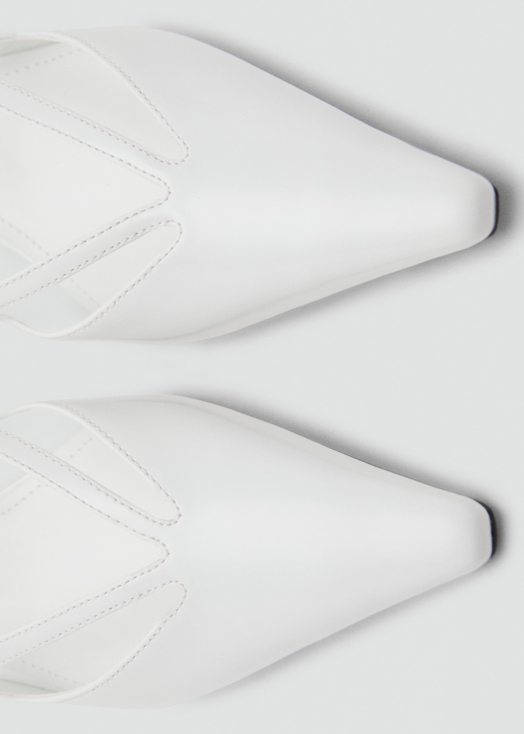 Kitten-heel pointed shoes