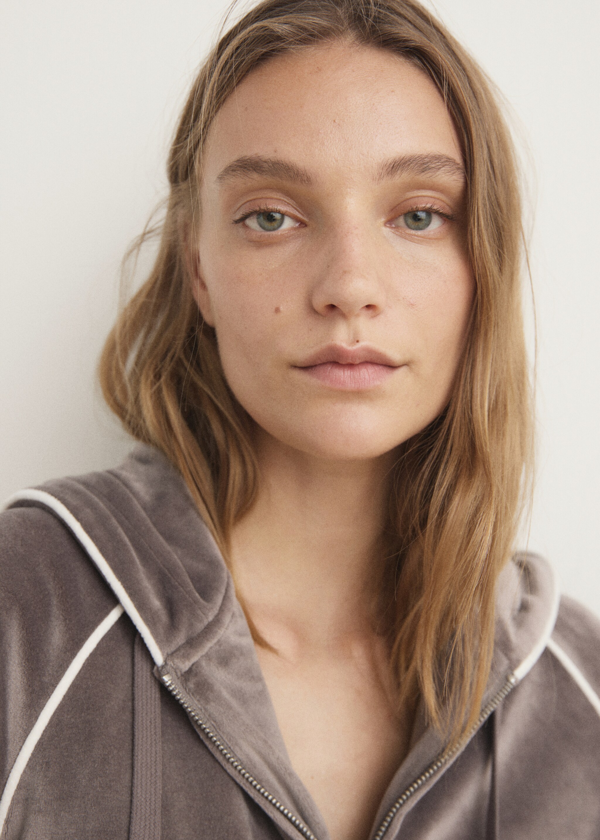 Velour sweatshirt with soft touch - Details of the article 1, Medium Brown. Ref: 17054105-00.