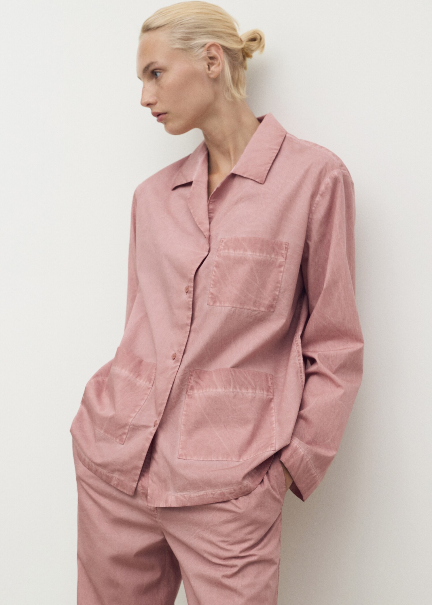 قميص قطني مصبوغ بتقنية garment dyed - رؤية وسط