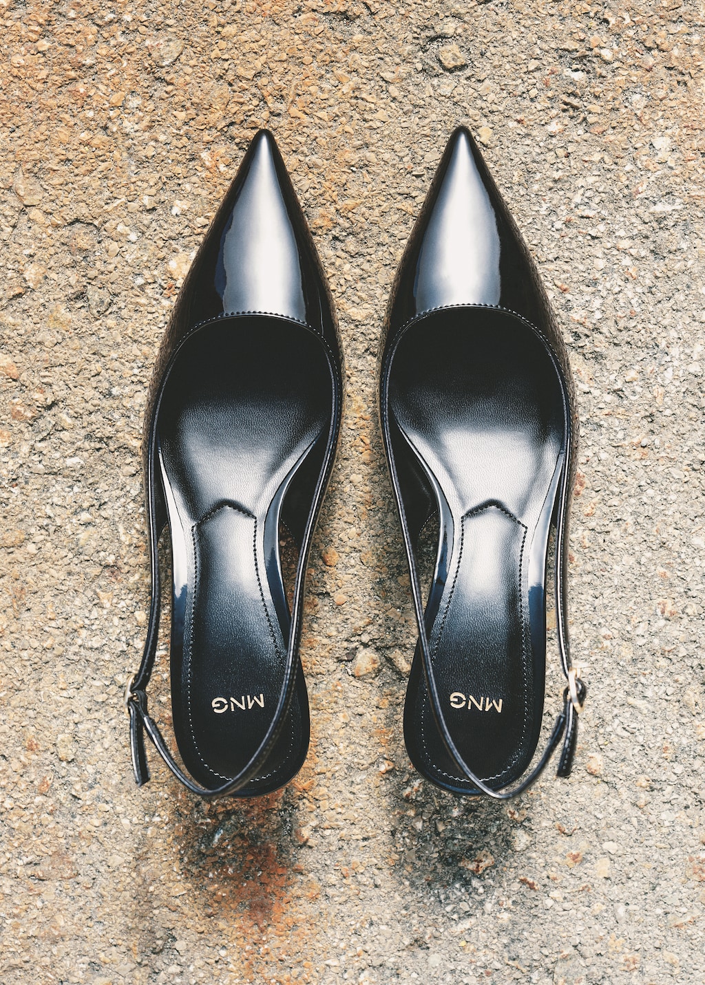 Kitten-heel patent leather shoes