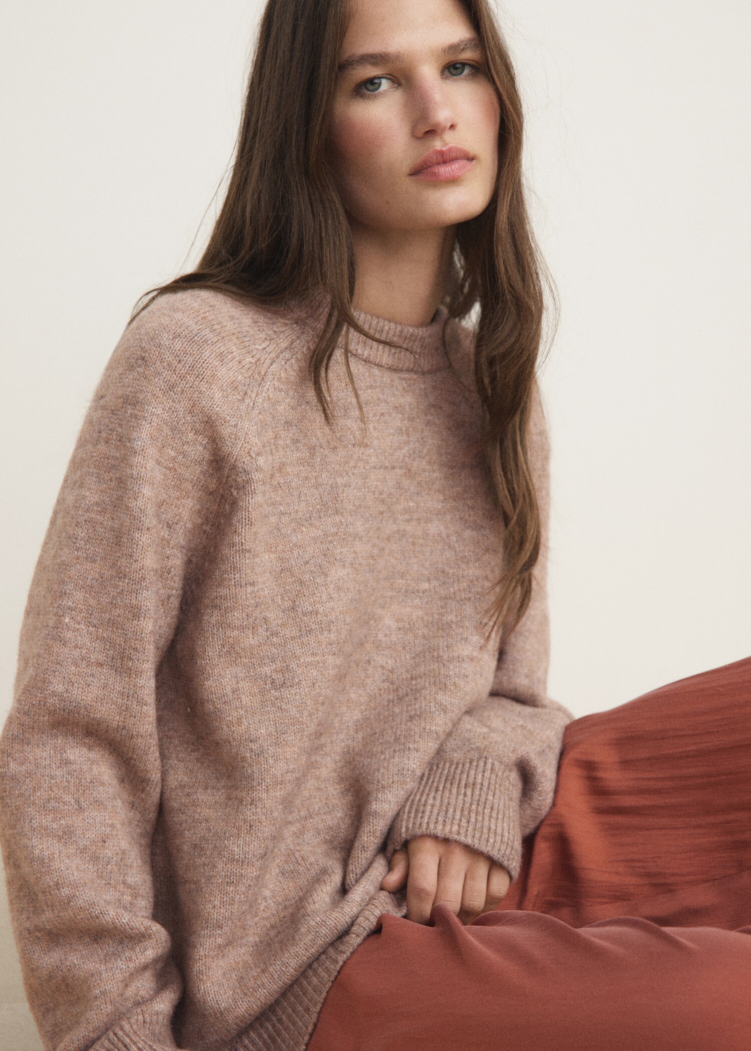Round-neck knitted sweater - Medium plane