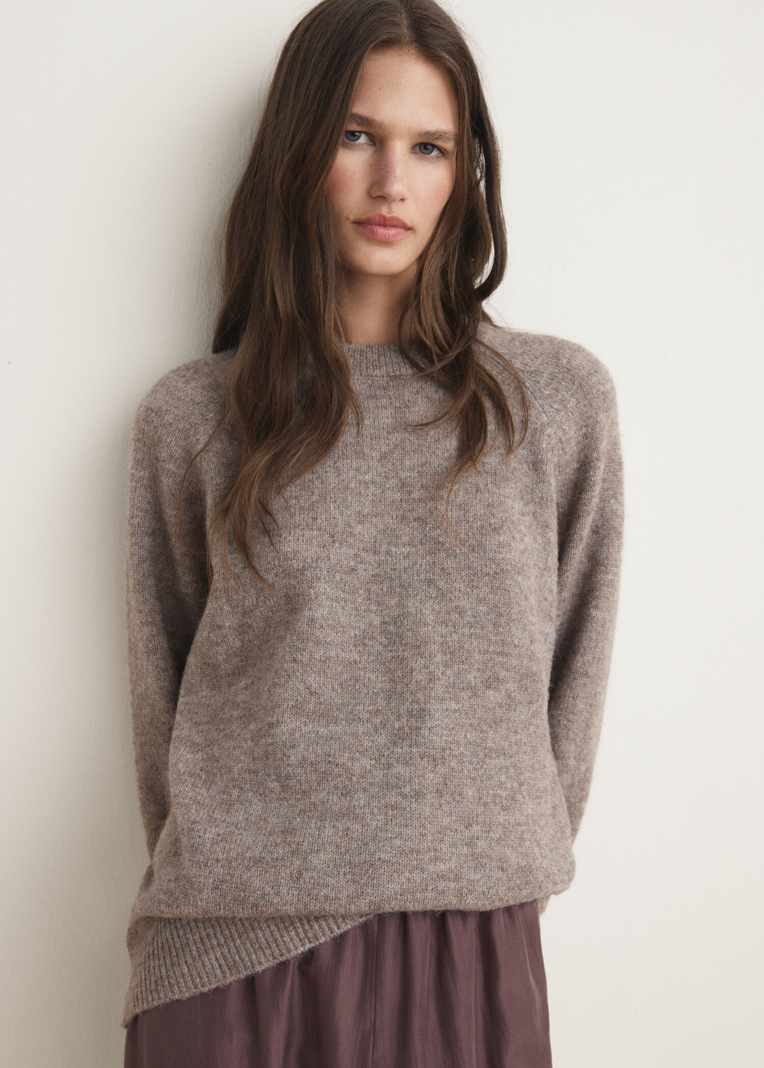 Round-neck knitted sweater - Medium plane