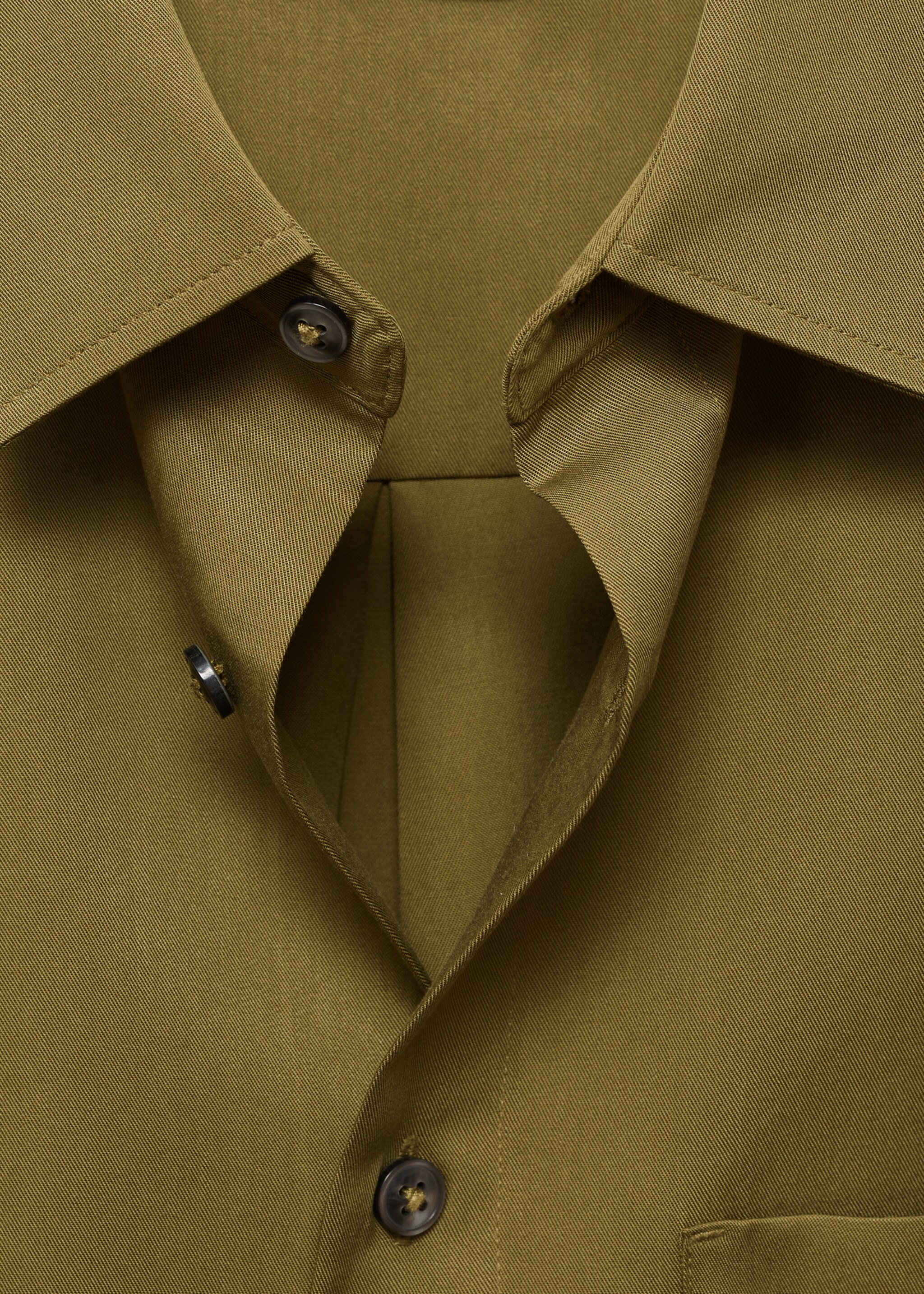 Camisa 100% tencel bolsillo - Detalle del artículo 8, Oliva. Ref: 17054430-00.