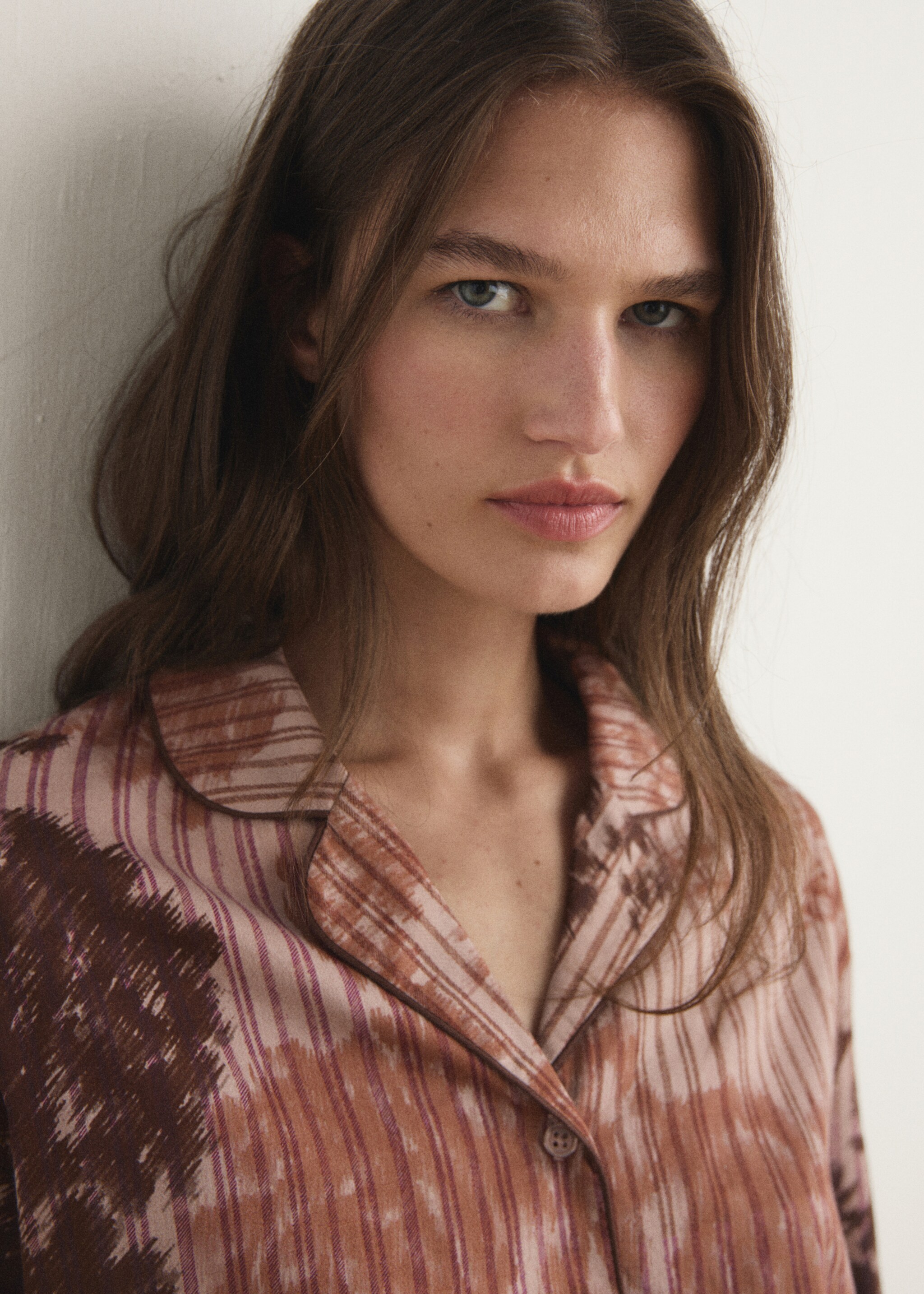 Pyjama shirt with blurred print - Details of the article 1, Brown. Ref: 17054438-00.