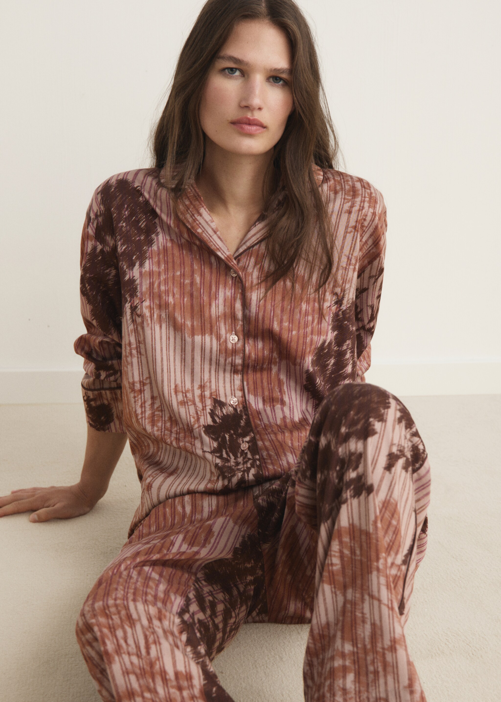 Pyjama shirt with blurred print - Details of the article 2, Brown. Ref: 17054438-00.