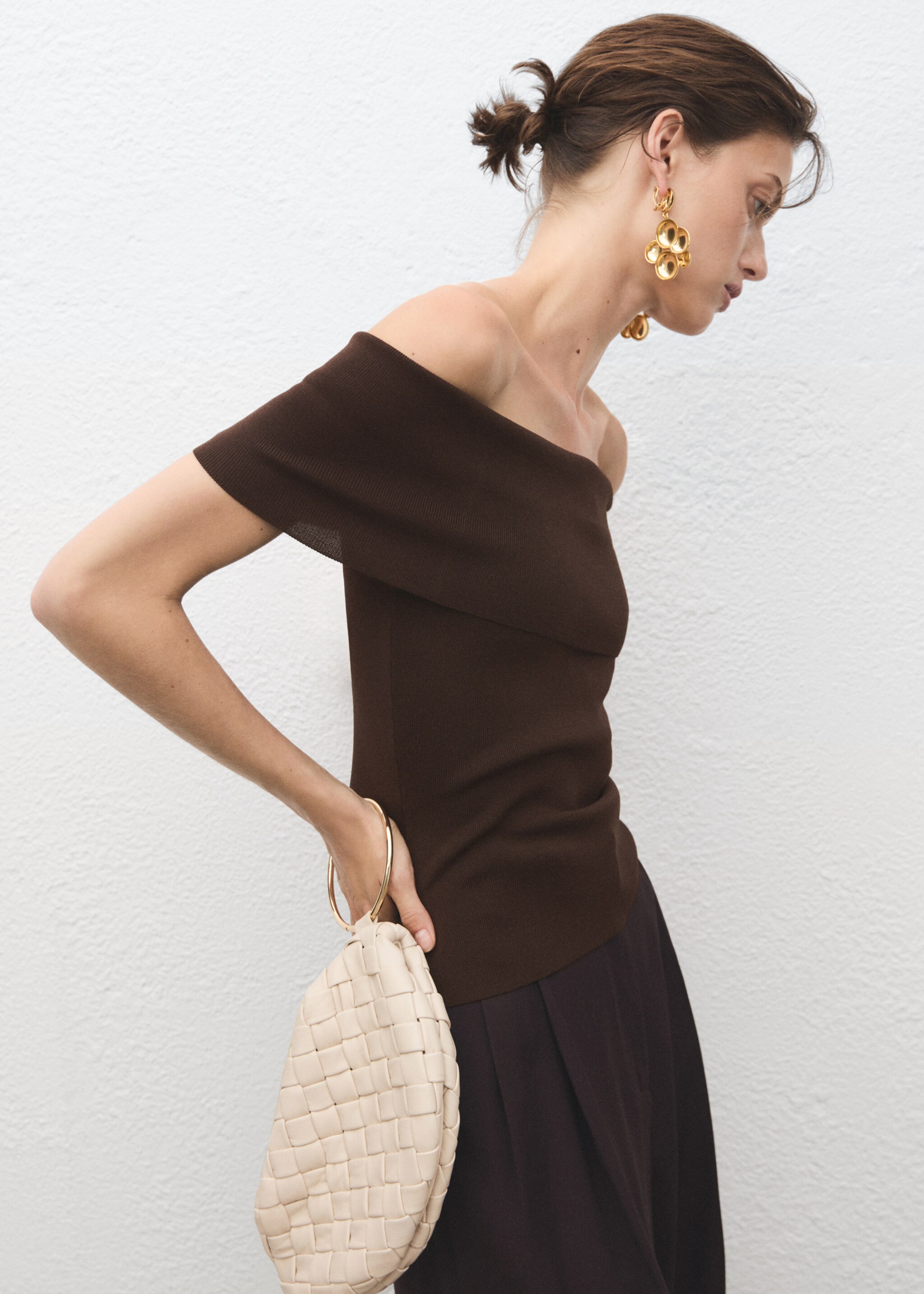Strapless knitted top - Details of the article 2, Chocolate. Ref: 17054444-00.