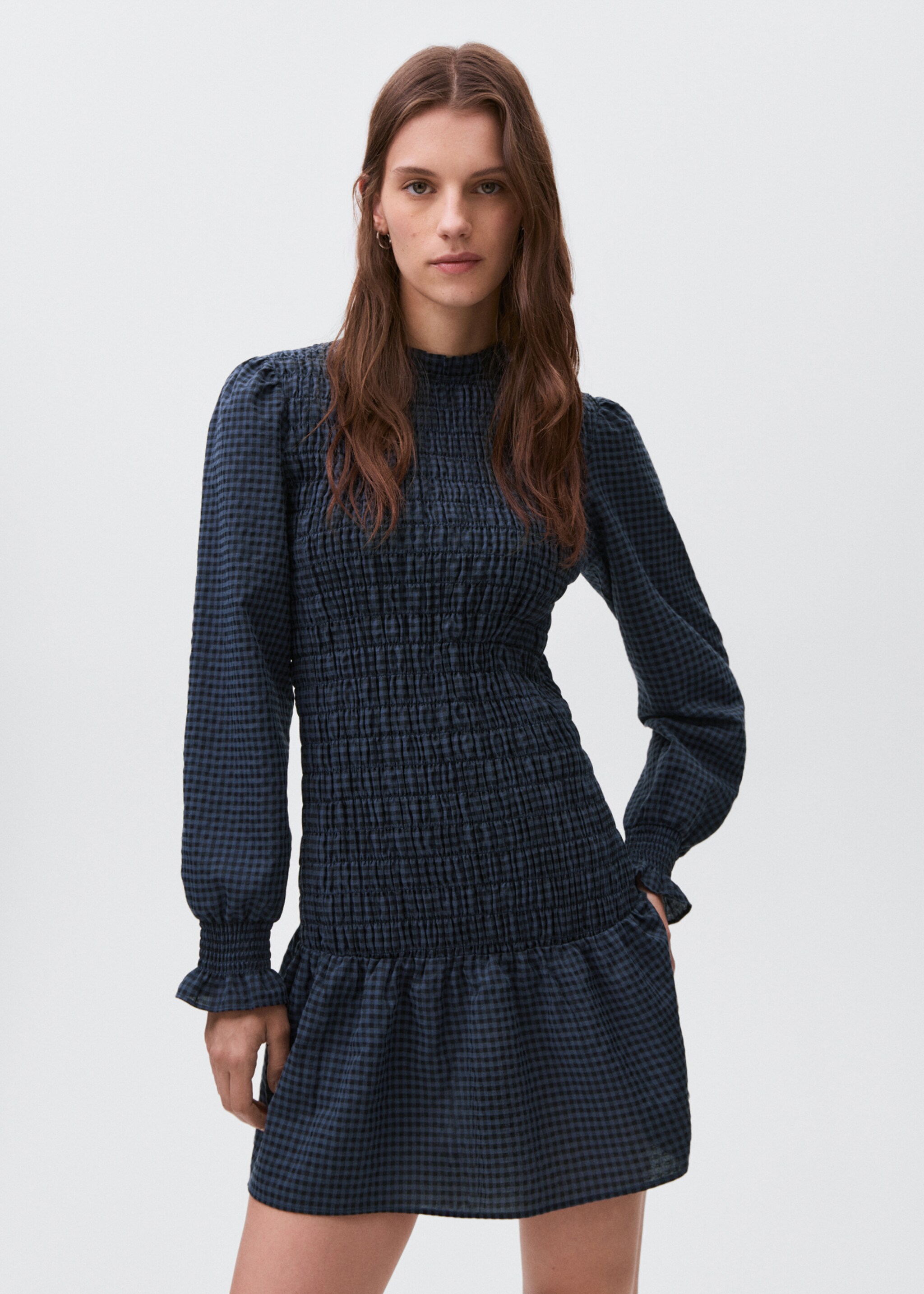 Robe à carreaux froncée - Plan moyen
