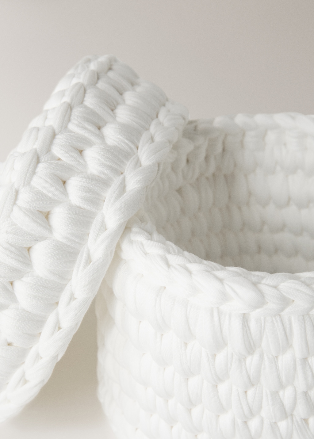 Small round basket with lid