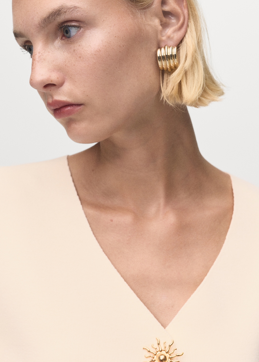 Knitted jacket with jewel buttons